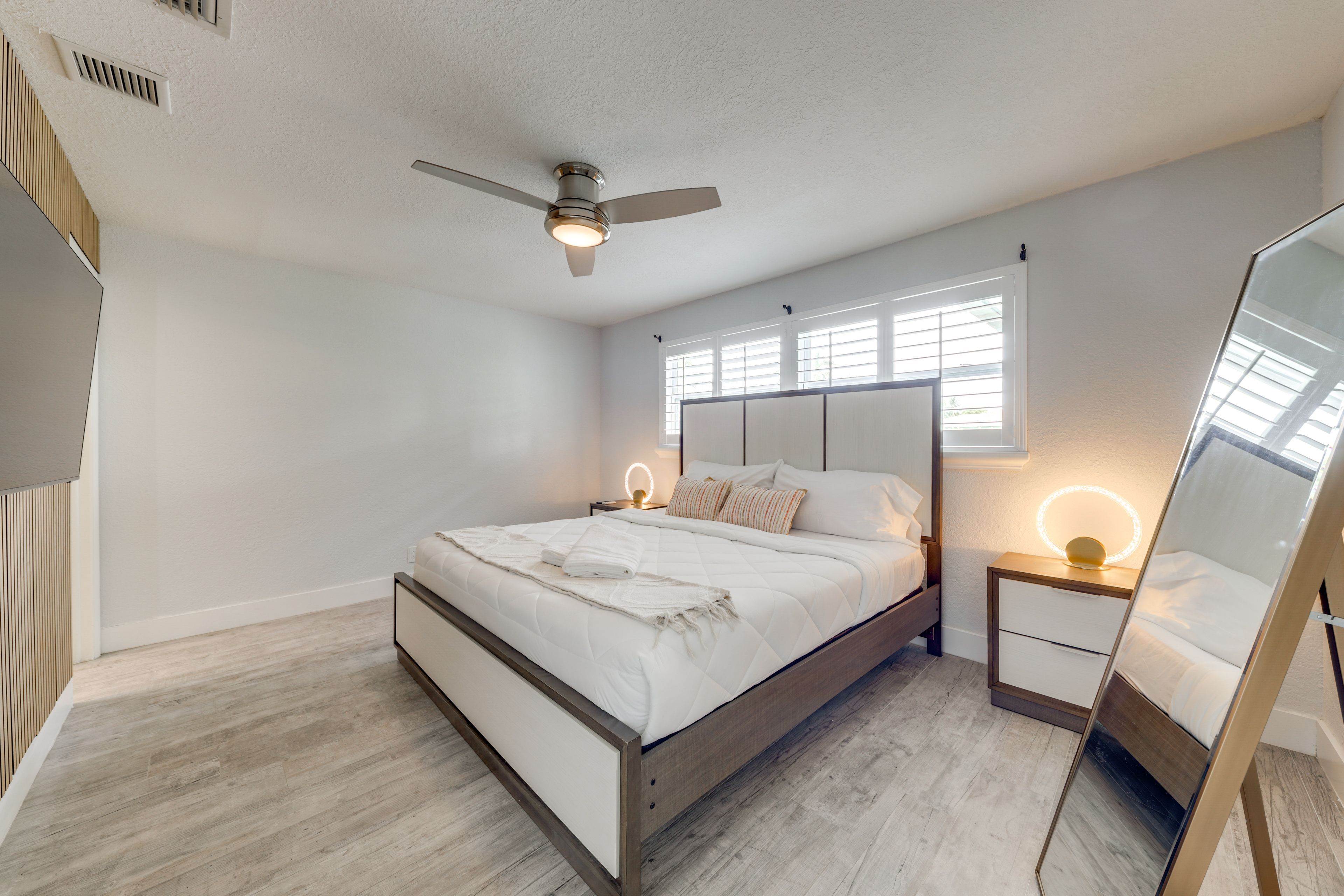 Bedroom 1 | King Bed