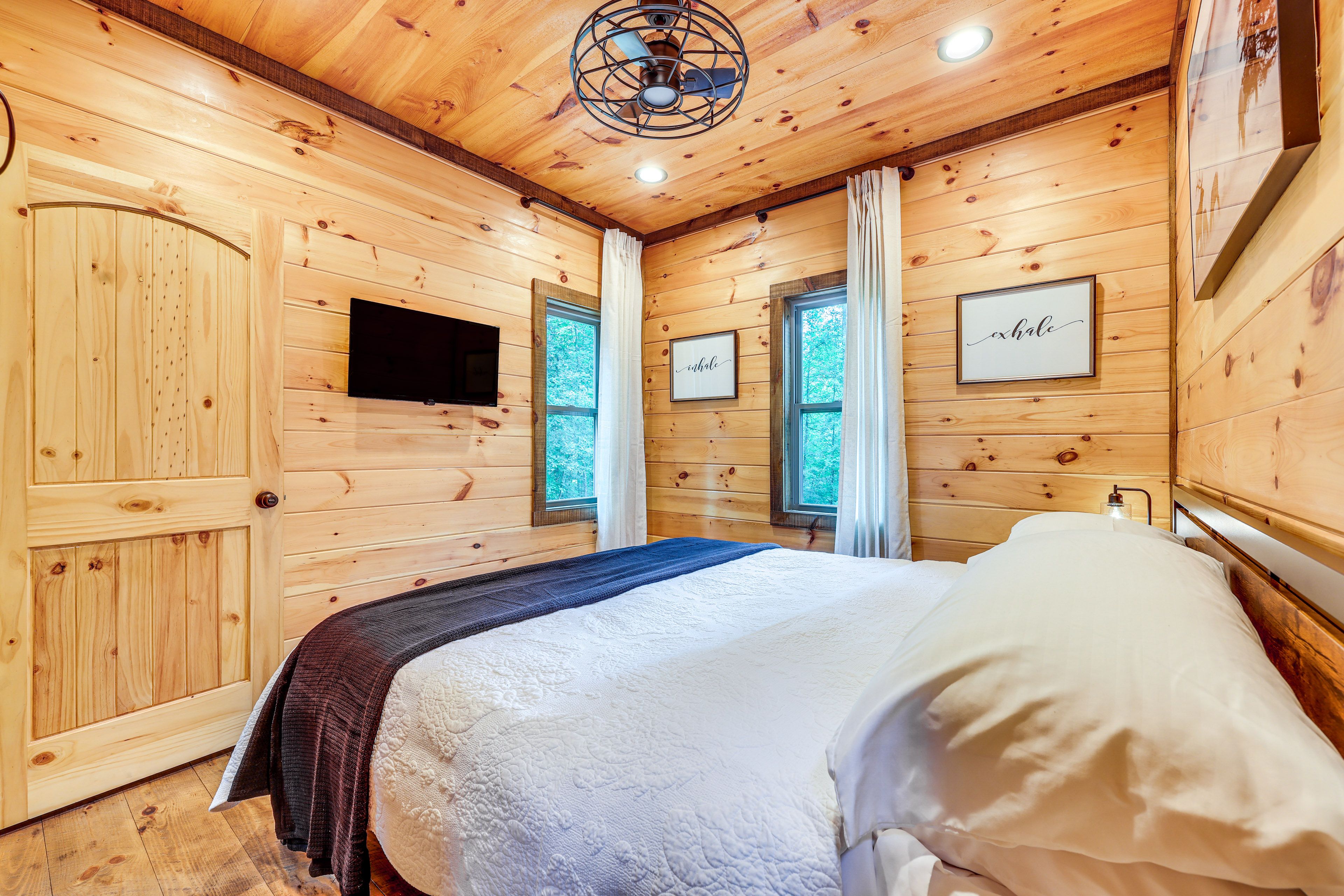 Bedroom 1 | 1st Floor | King Bed | Smart TV | En-Suite Bathroom