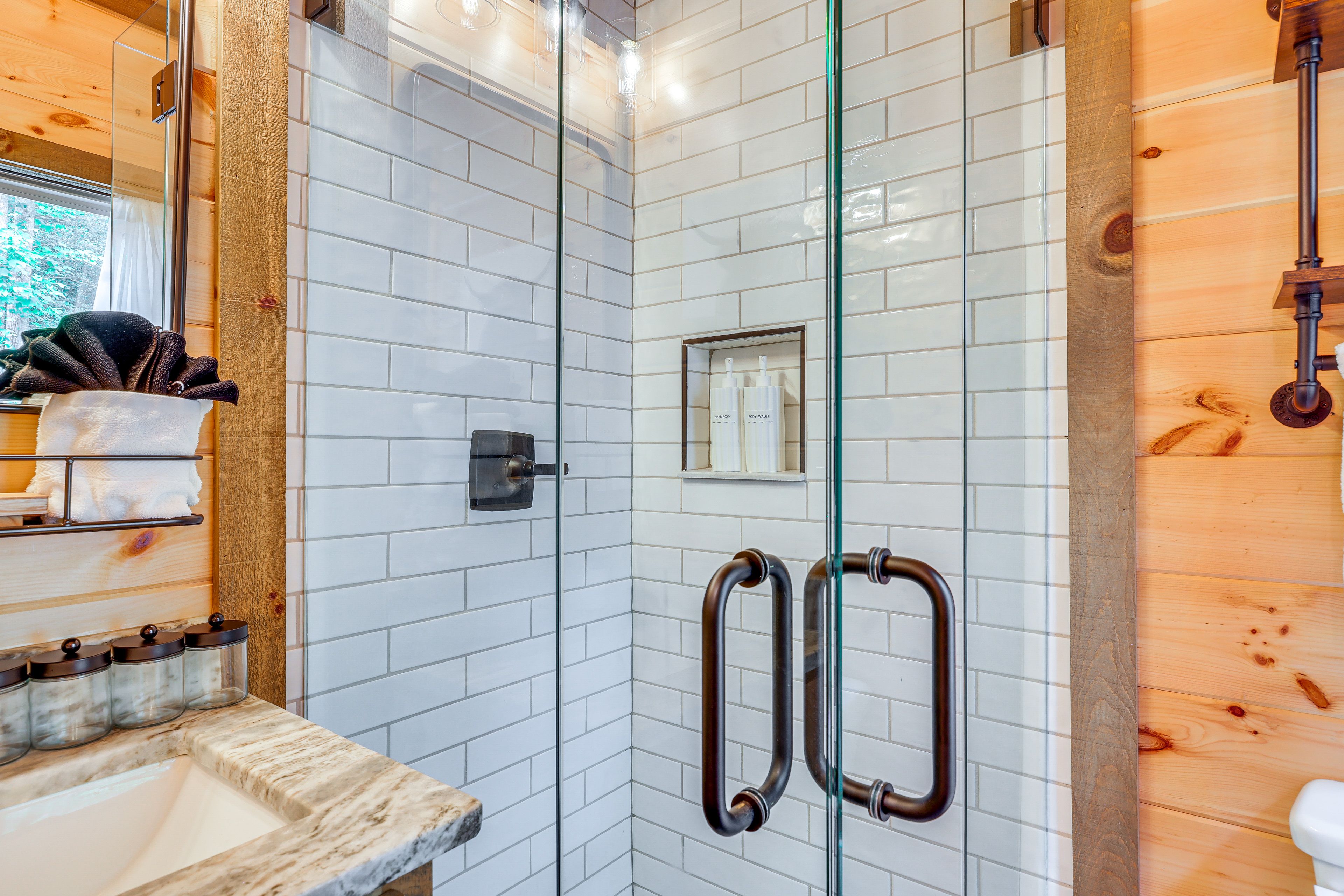 Full Bathroom | 1st Floor | Complimentary Toiletries | Towels Provided