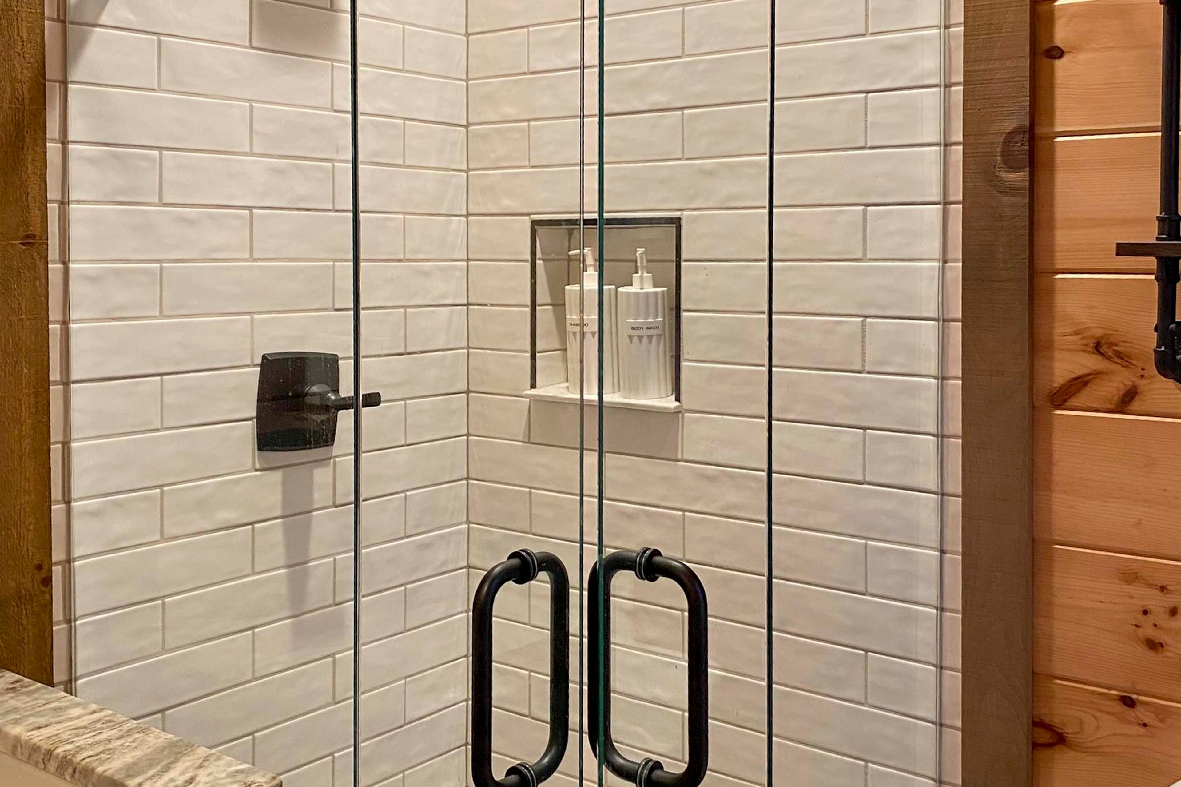 Full Bathroom | 1st Floor | Complimentary Toiletries | Towels Provided