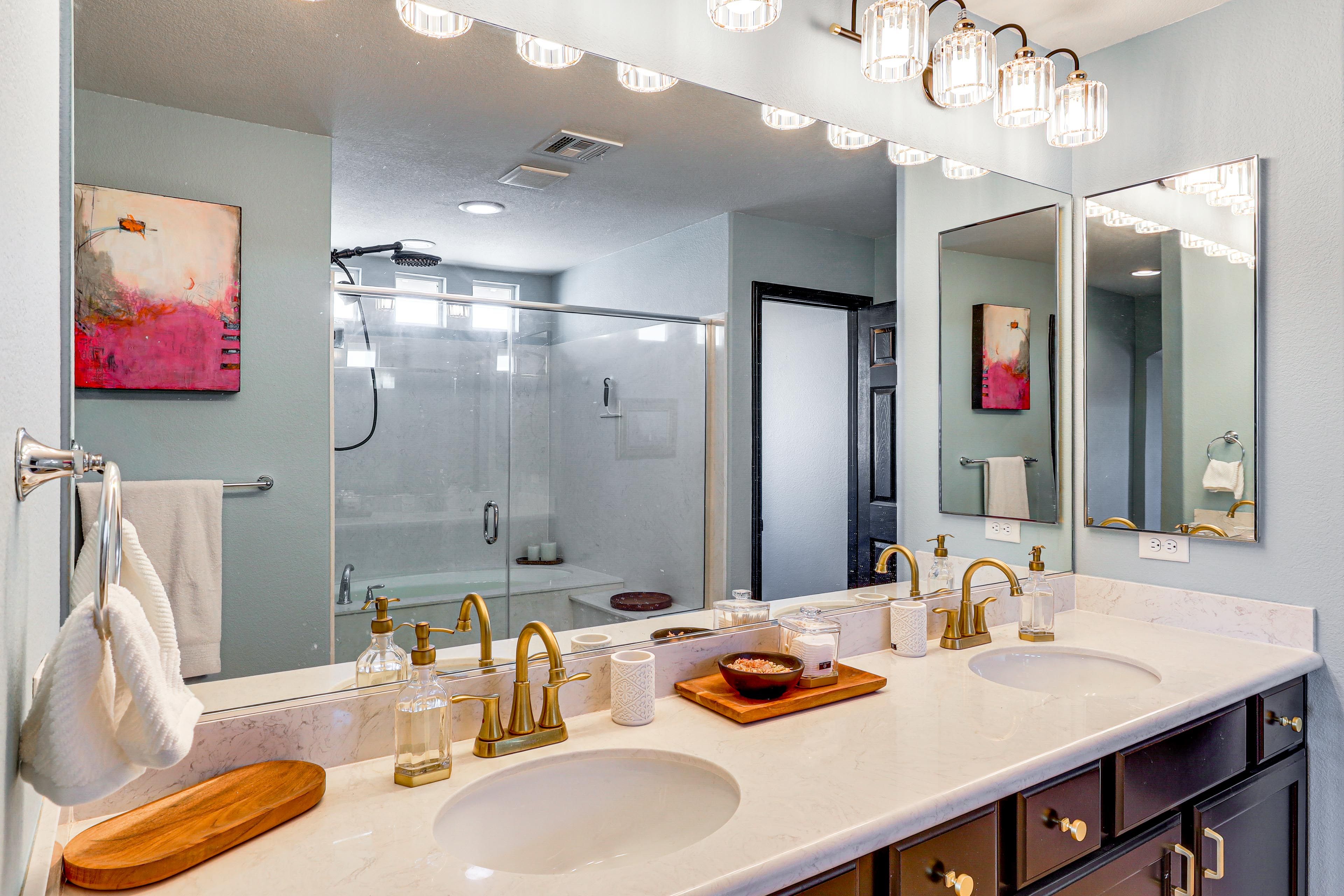 Full Bathroom | Towels Provided | 2nd Floor