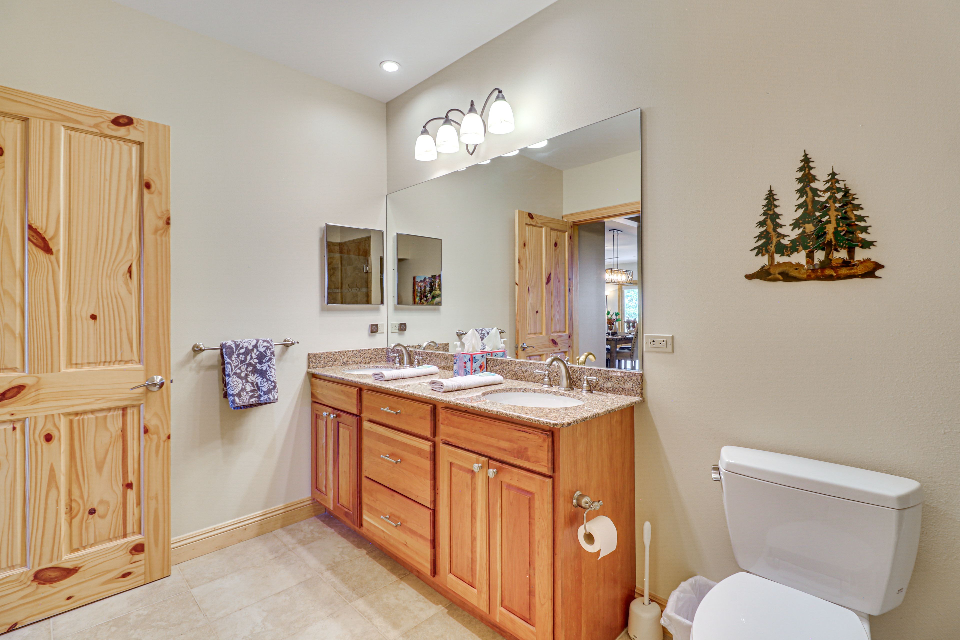 Full Bathroom | Towels Provided