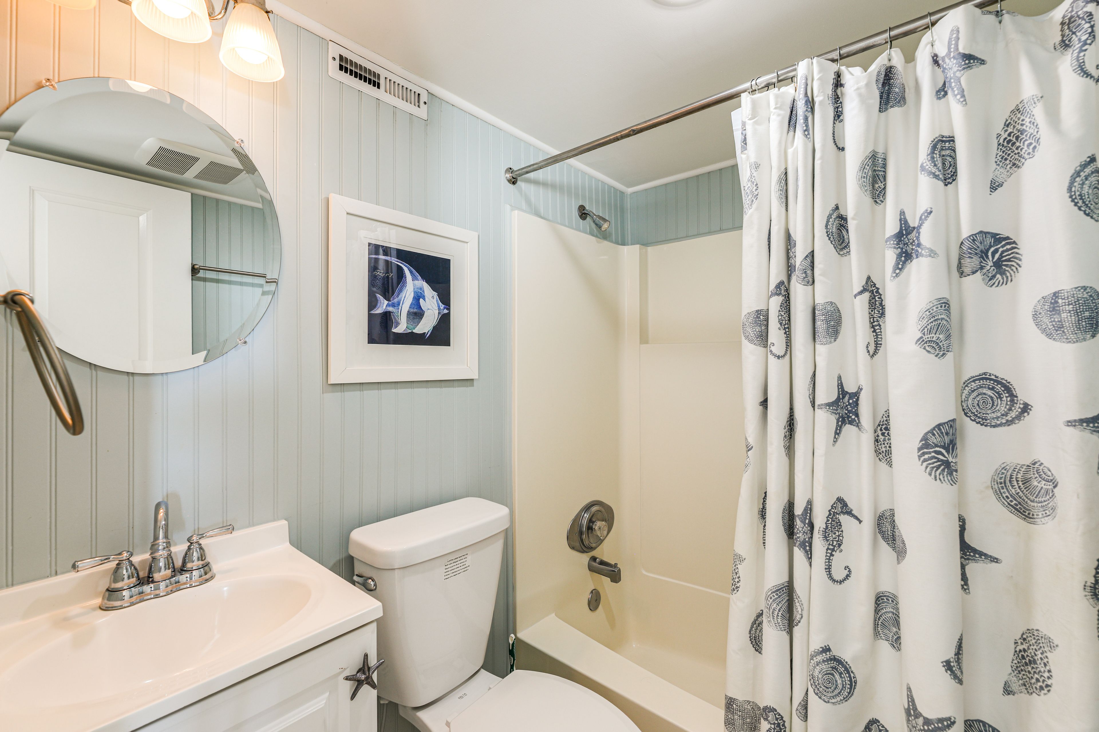 Full Bathroom | Towels Provided