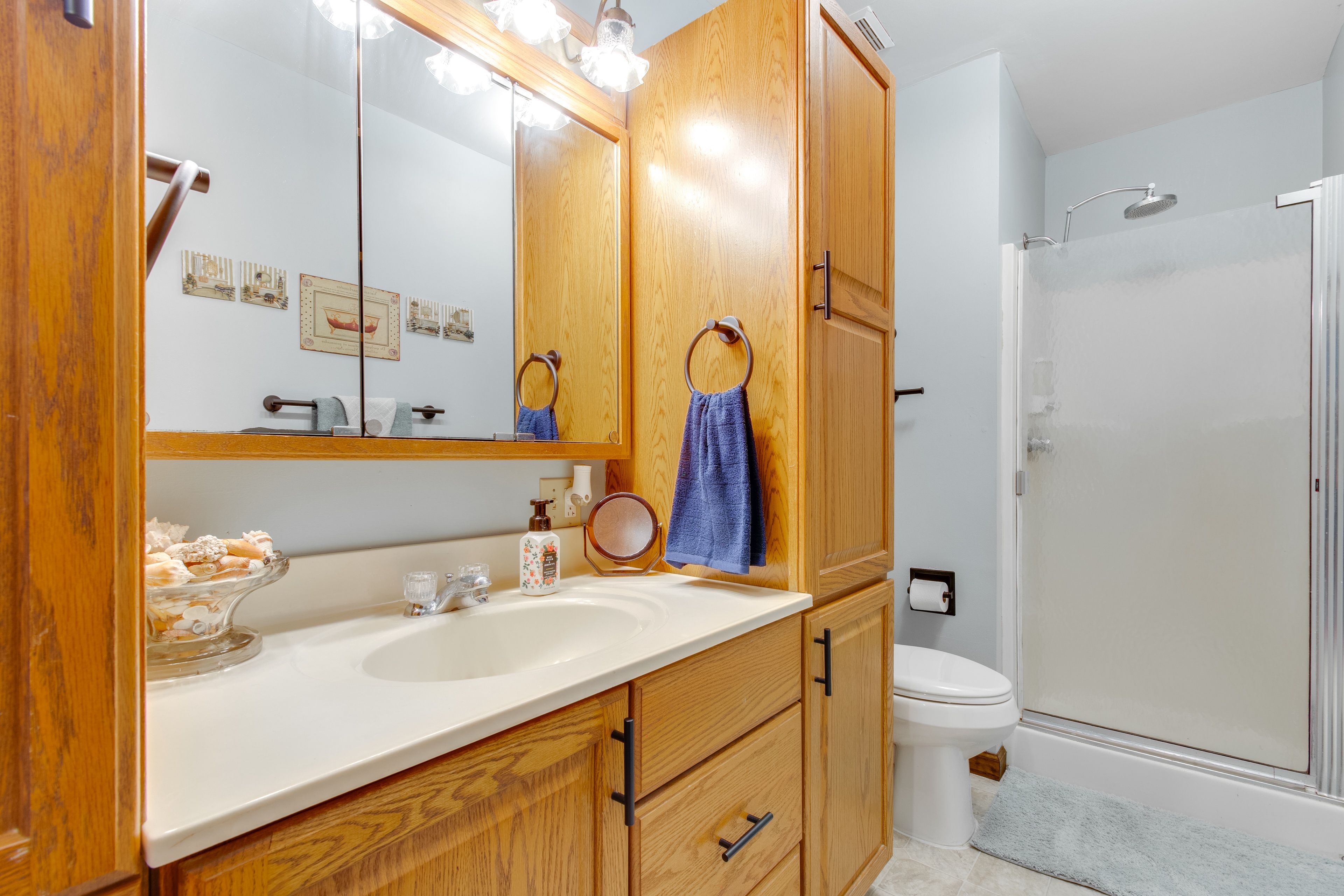 Full Bathroom | Main Level | Towels Provided