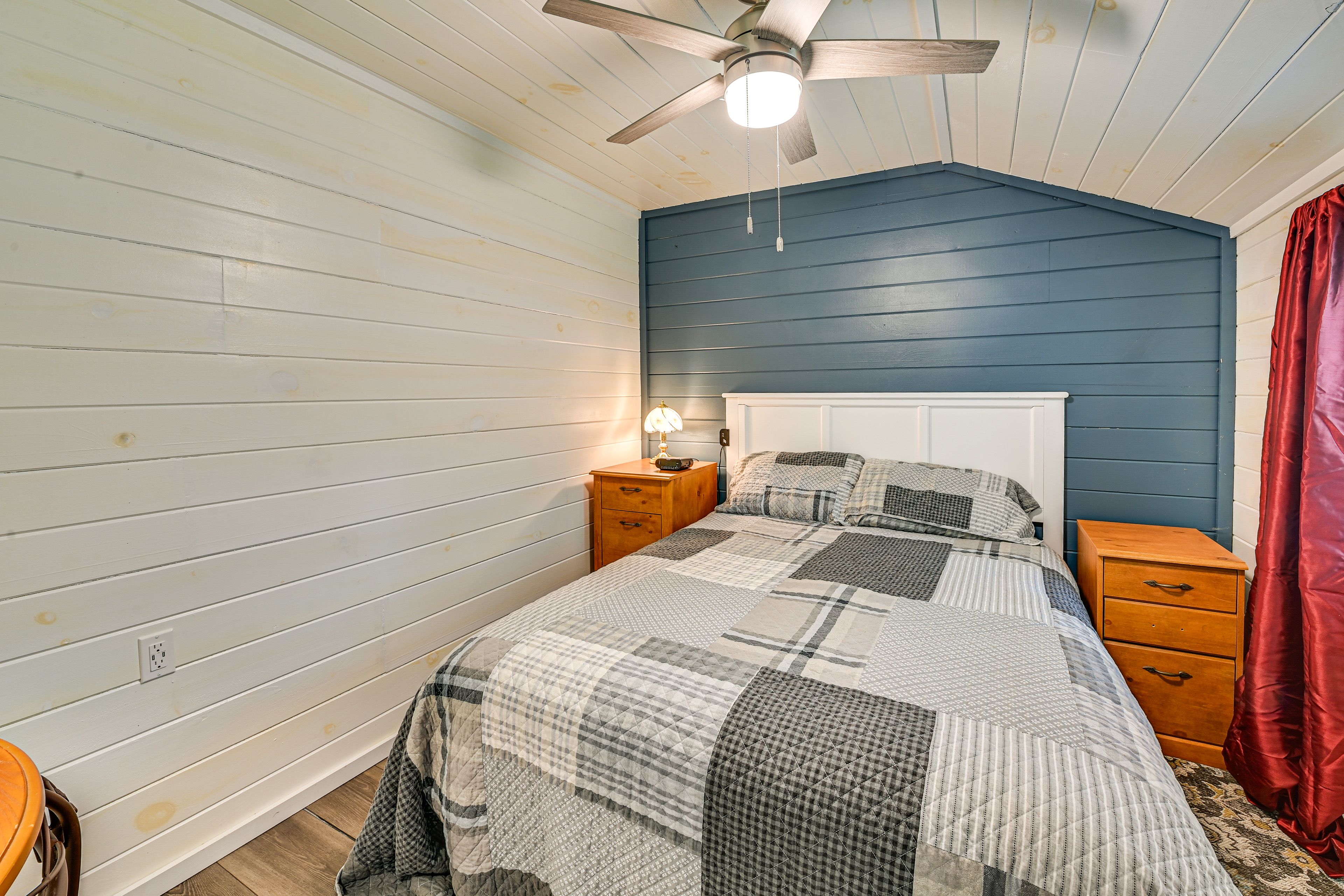 Bedroom | Queen Bed | Linens Provided | Flat-Screen TV