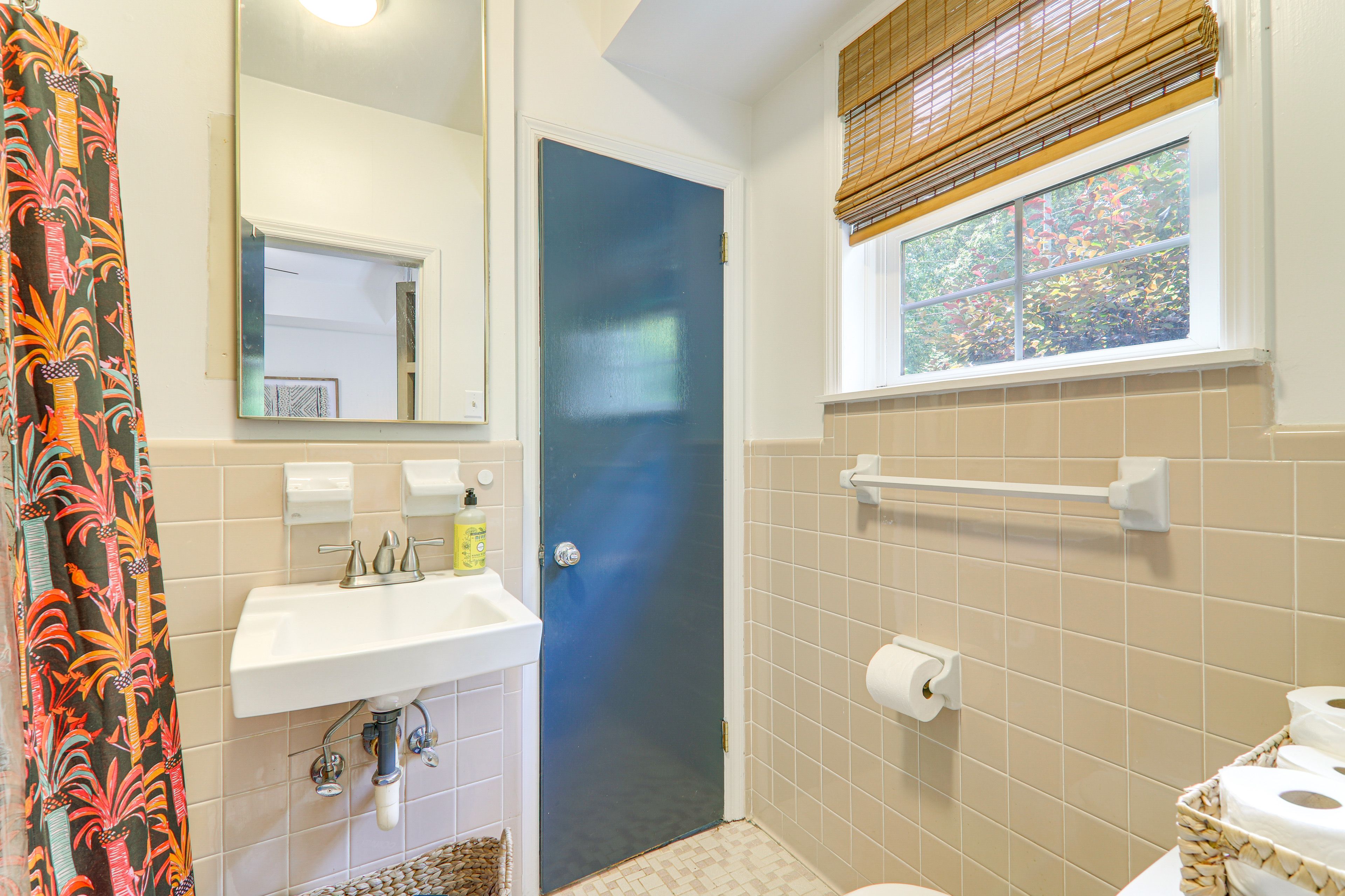 Full Bathroom | Towels Provided
