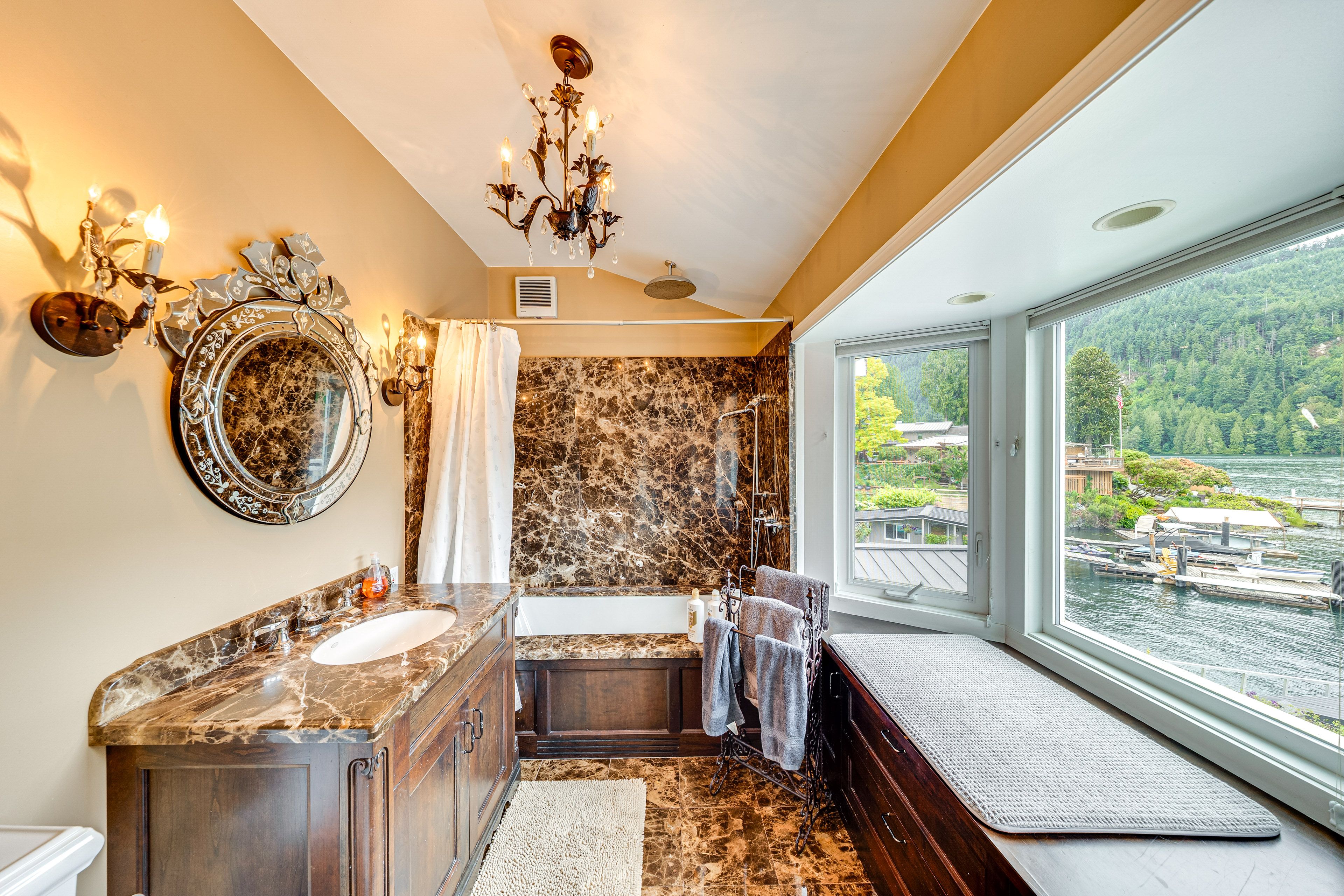 Full Bathroom | Towels Provided | Upper Floor