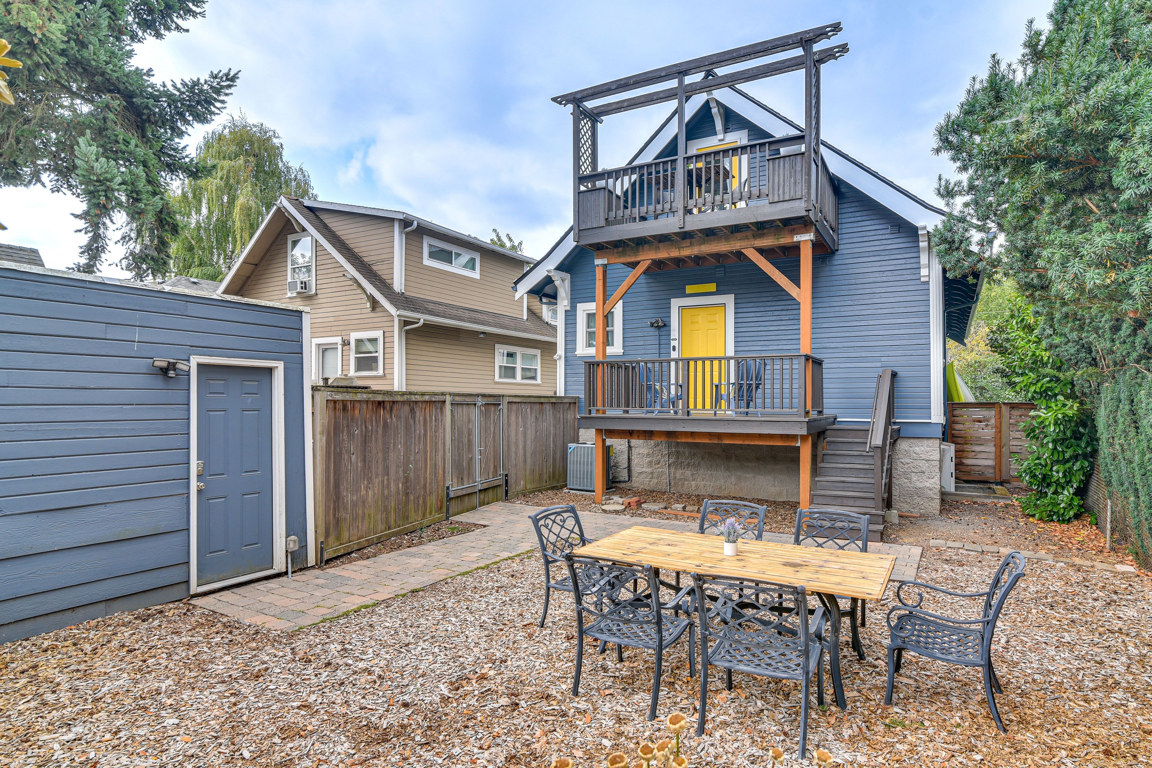 Private Backyard w/ Group-Friendly Dining Area