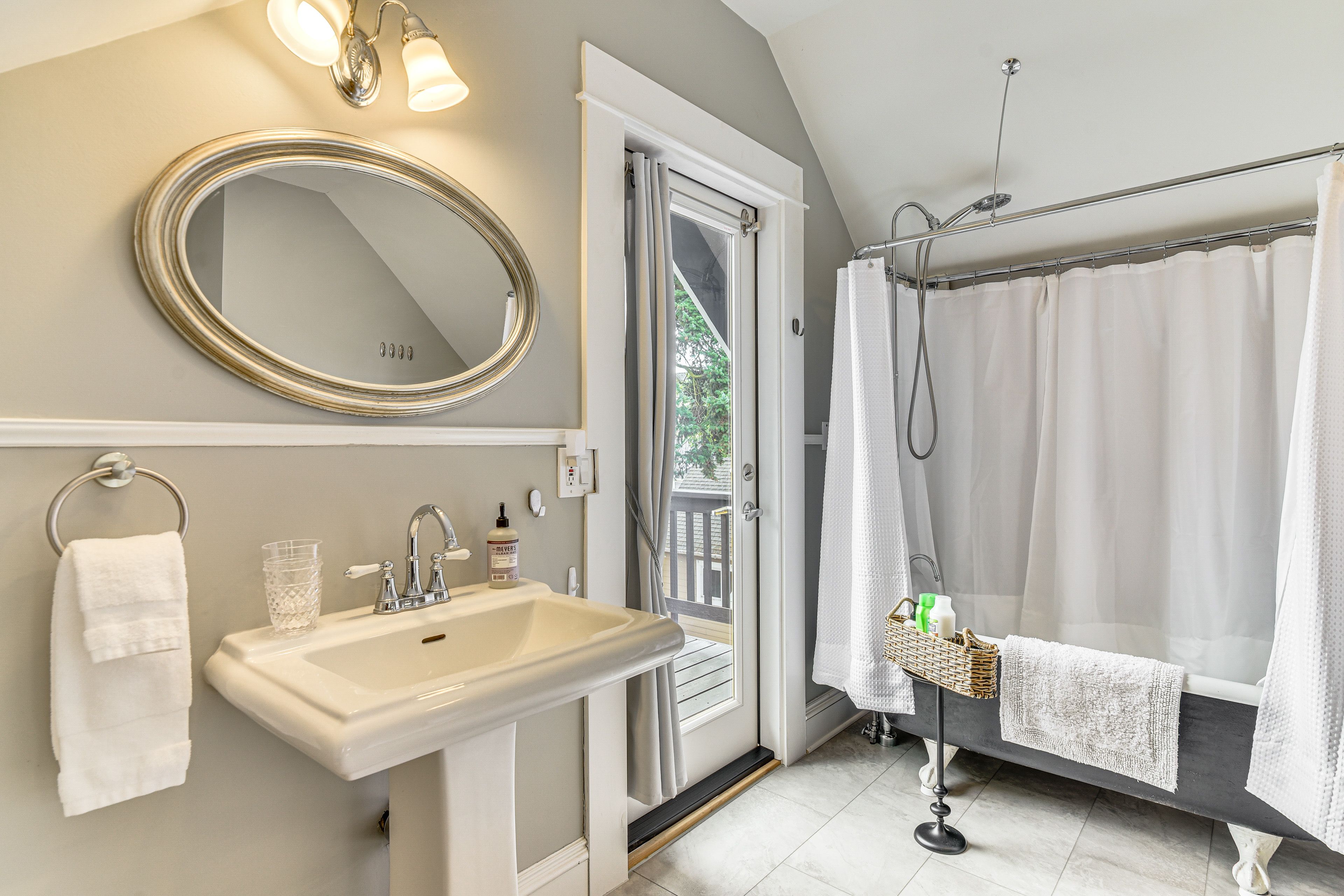 En-Suite Full Bath | Towels Provided