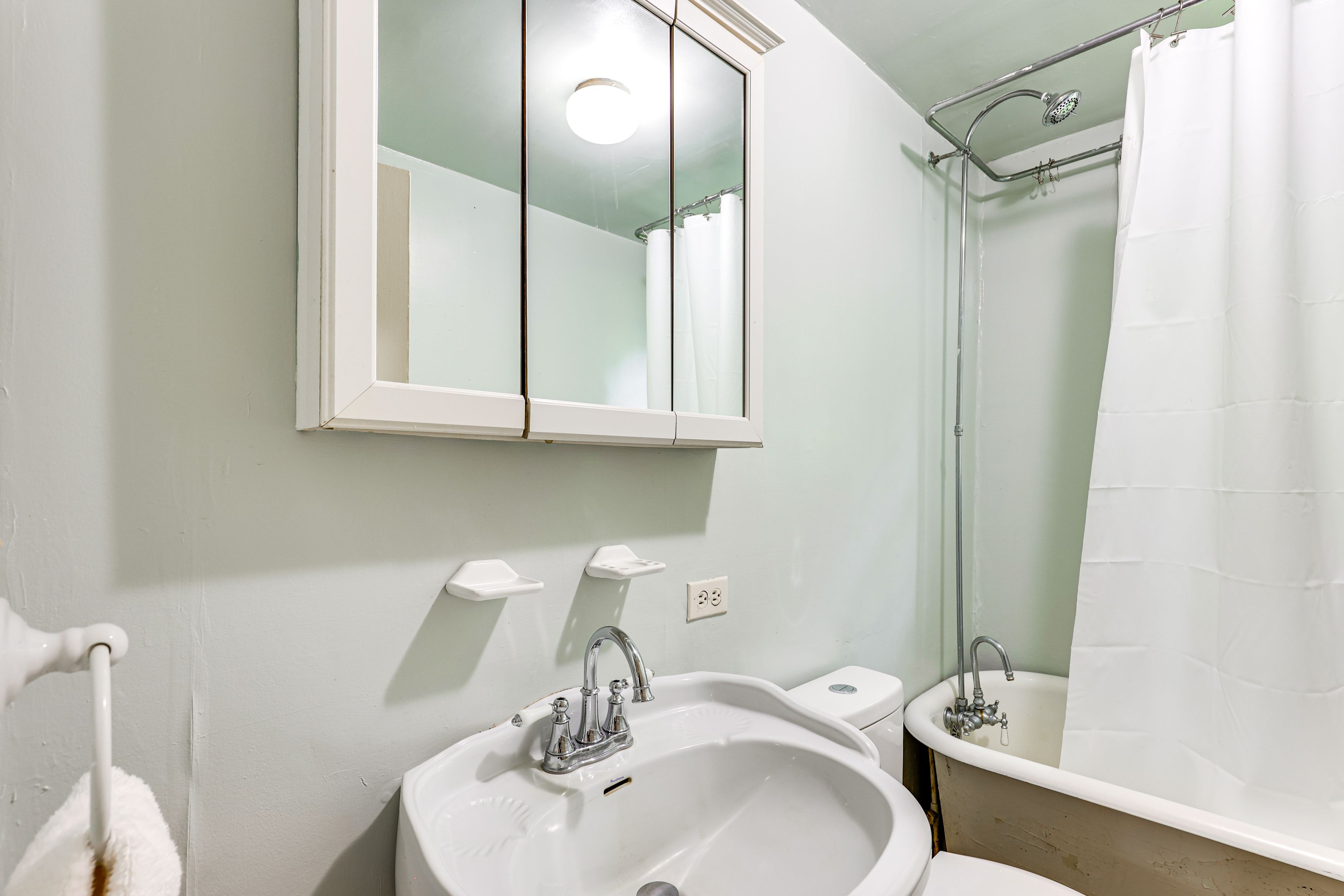 Full Bathroom | 1st Floor | Towels Provided