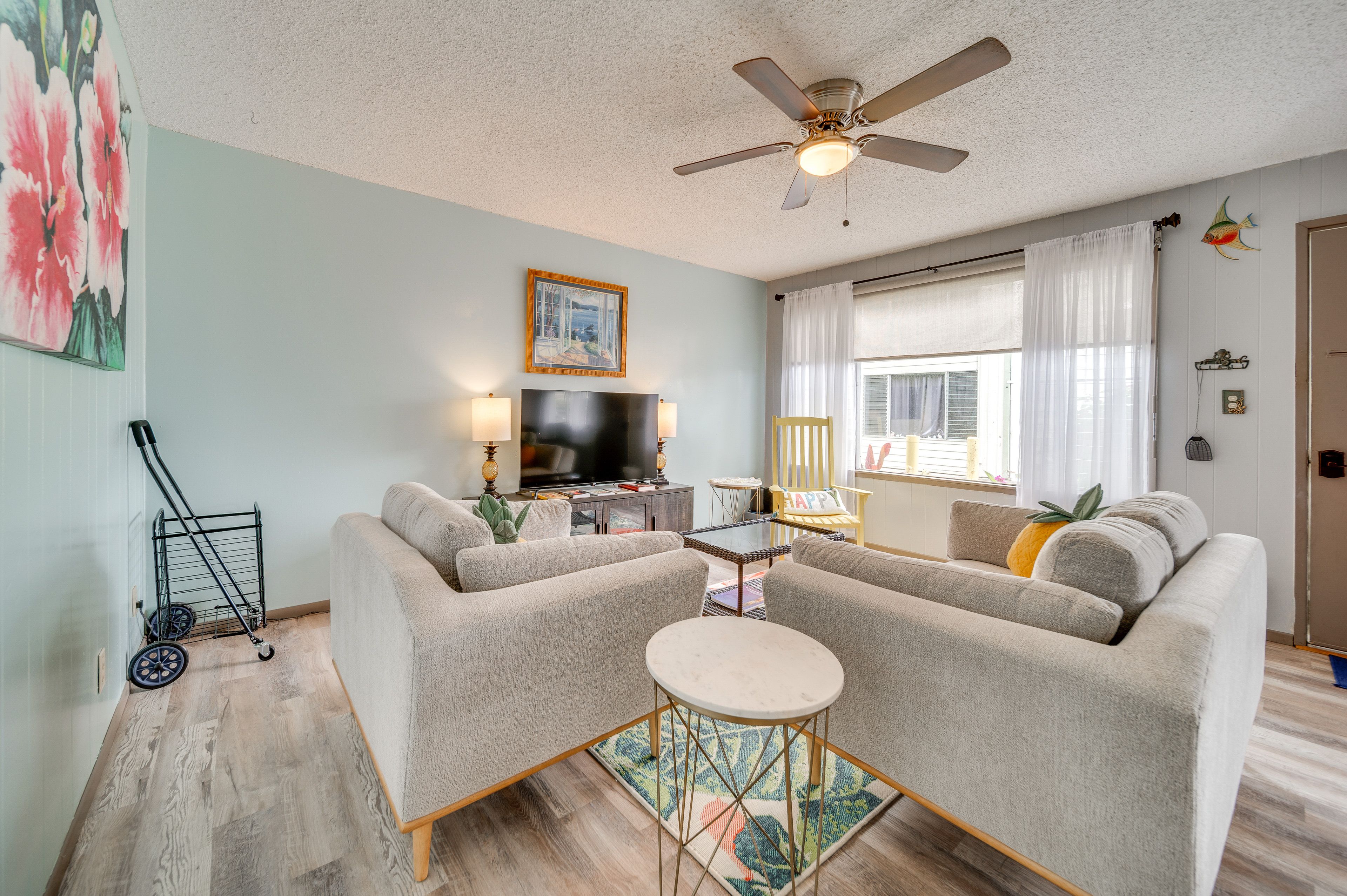 Living Room | Free WiFi | Cable TV | Central A/C & Heat