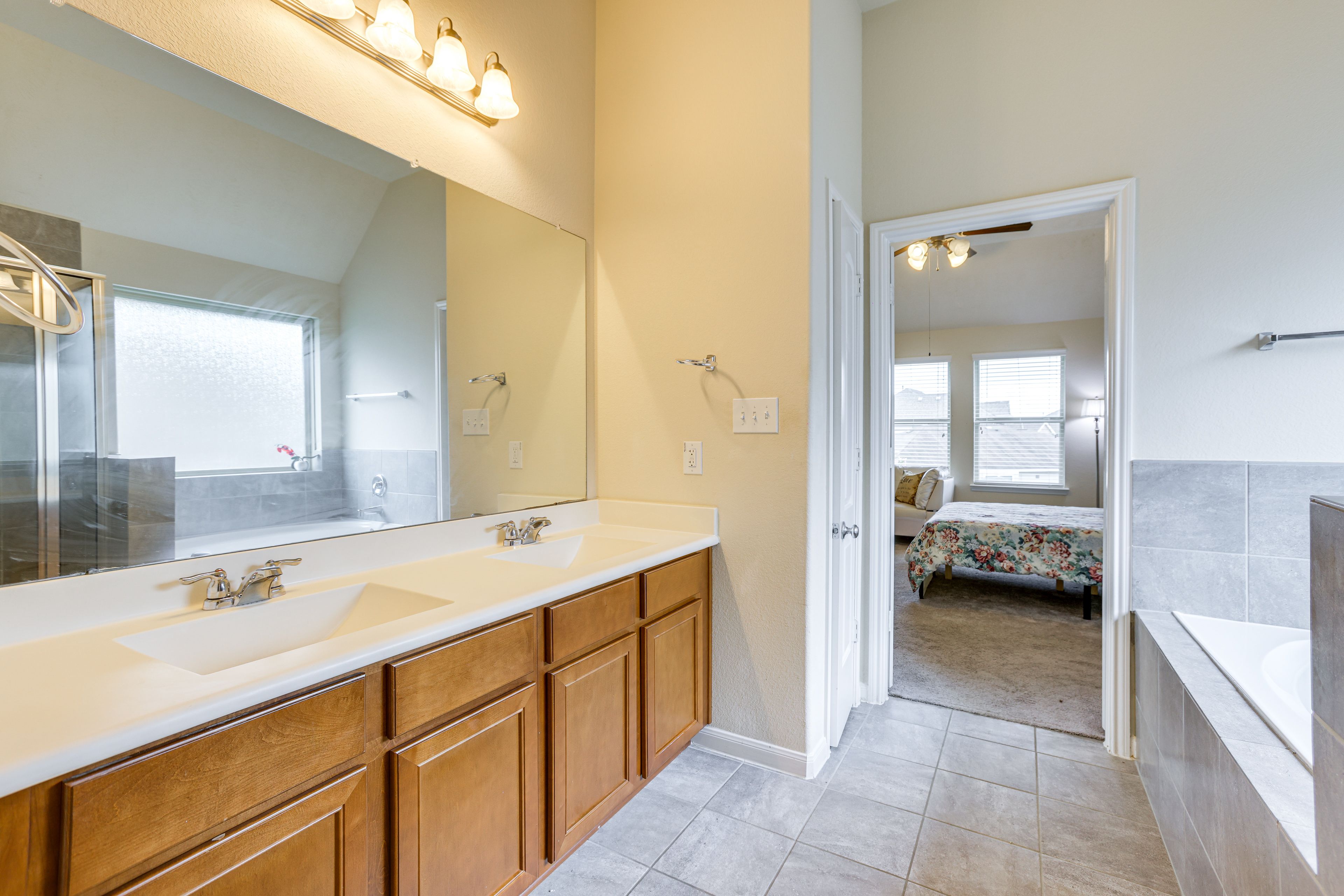 Full Bathroom | Towels Provided | 2nd Floor