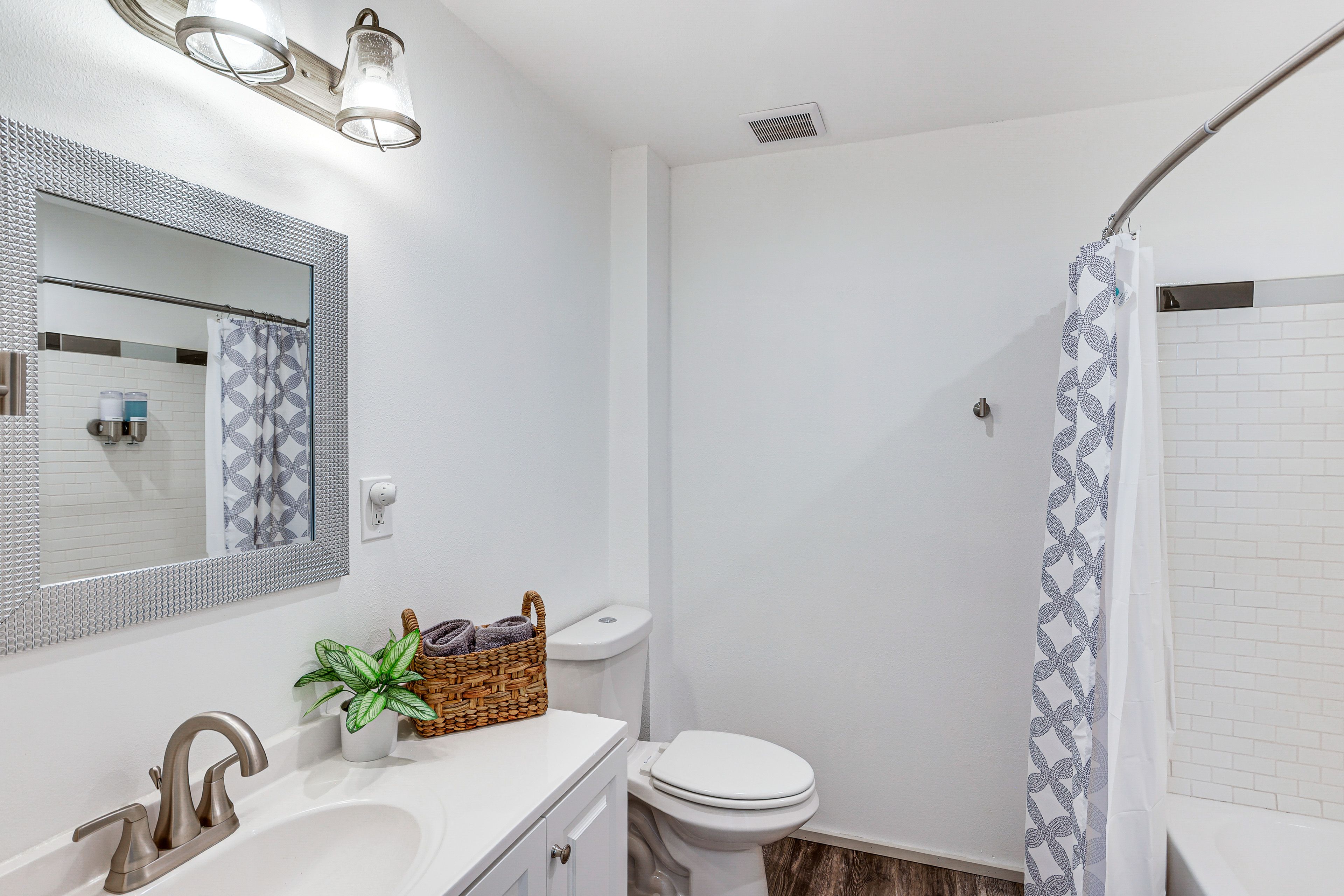 Full Bathroom | Towels Provided