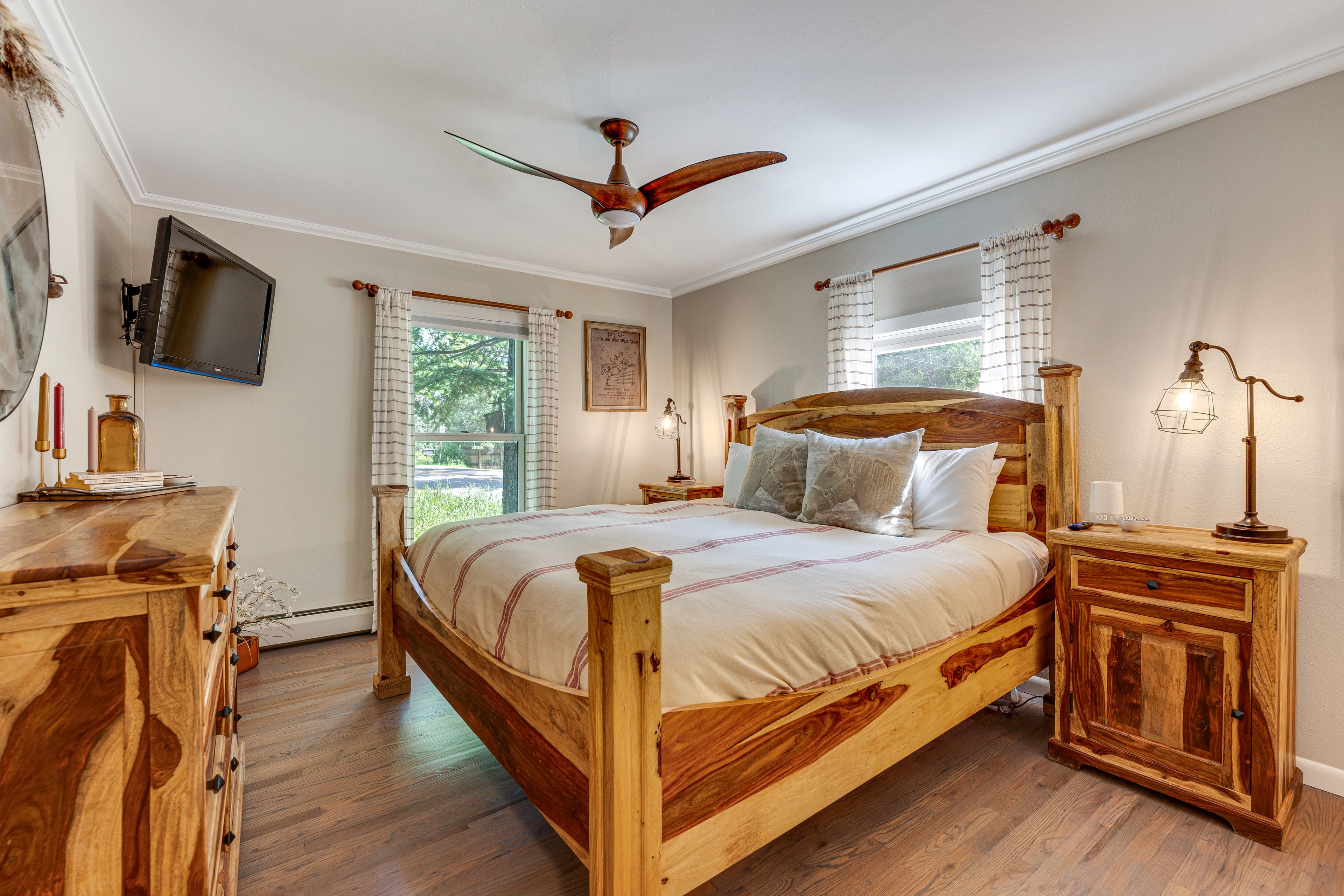 Bedroom 1 | King Bed | 1st Floor