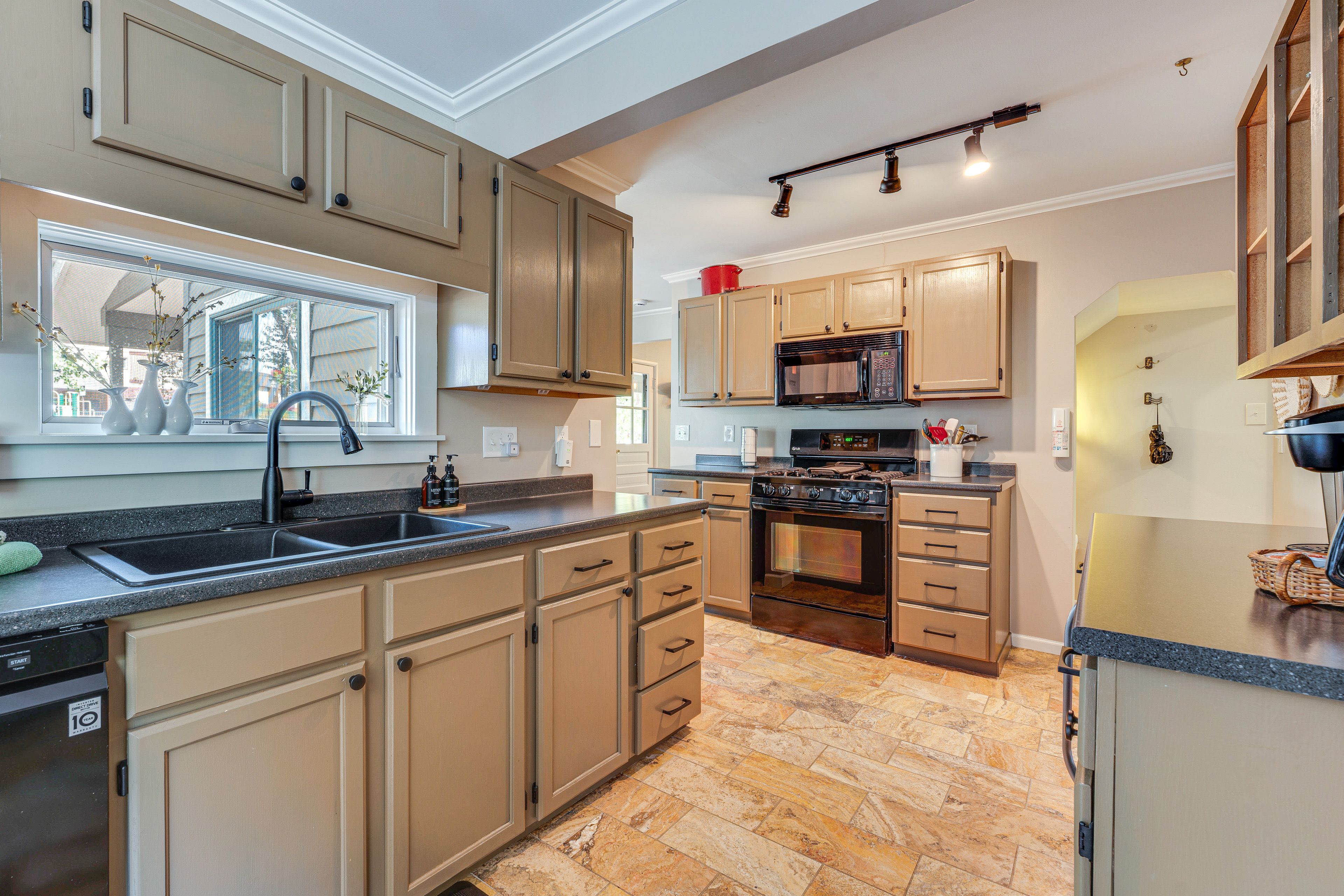 Kitchen | Coffee Makers | Dishwasher | Blender | 1st Floor