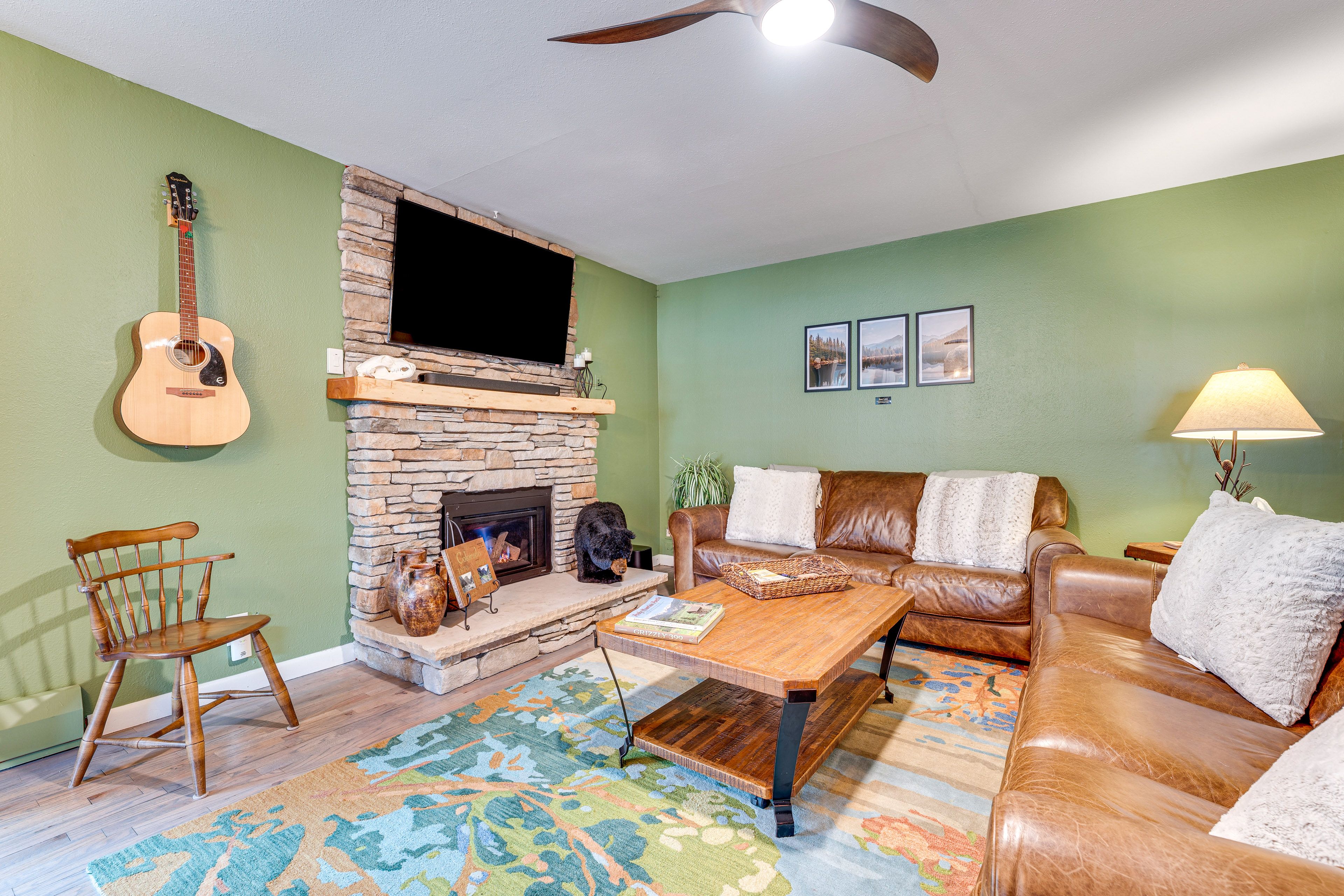 Living Room | Fireplace | Electric Heating | Smart TV | Free WiFi | 1st Floor