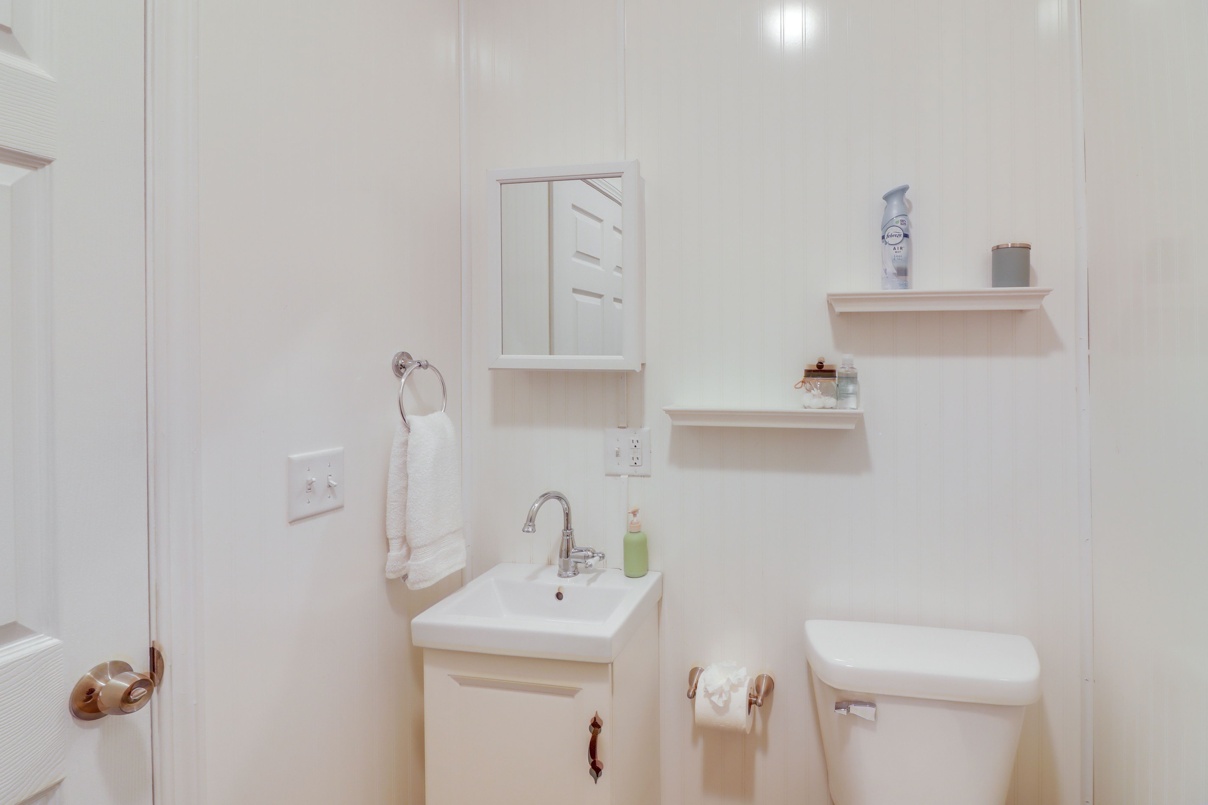 Full Bathroom | Towels Provided