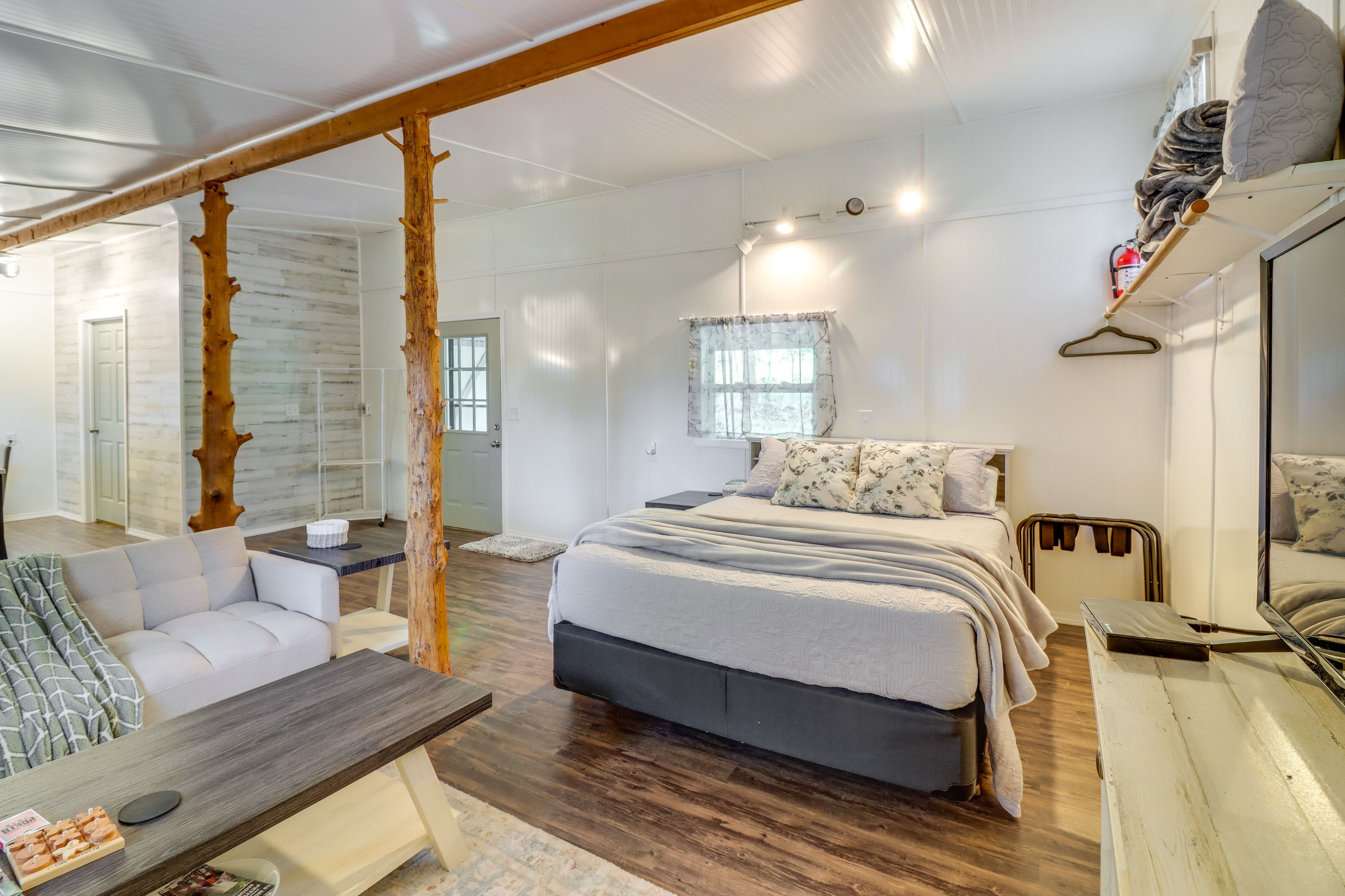 Studio | Queen Bed