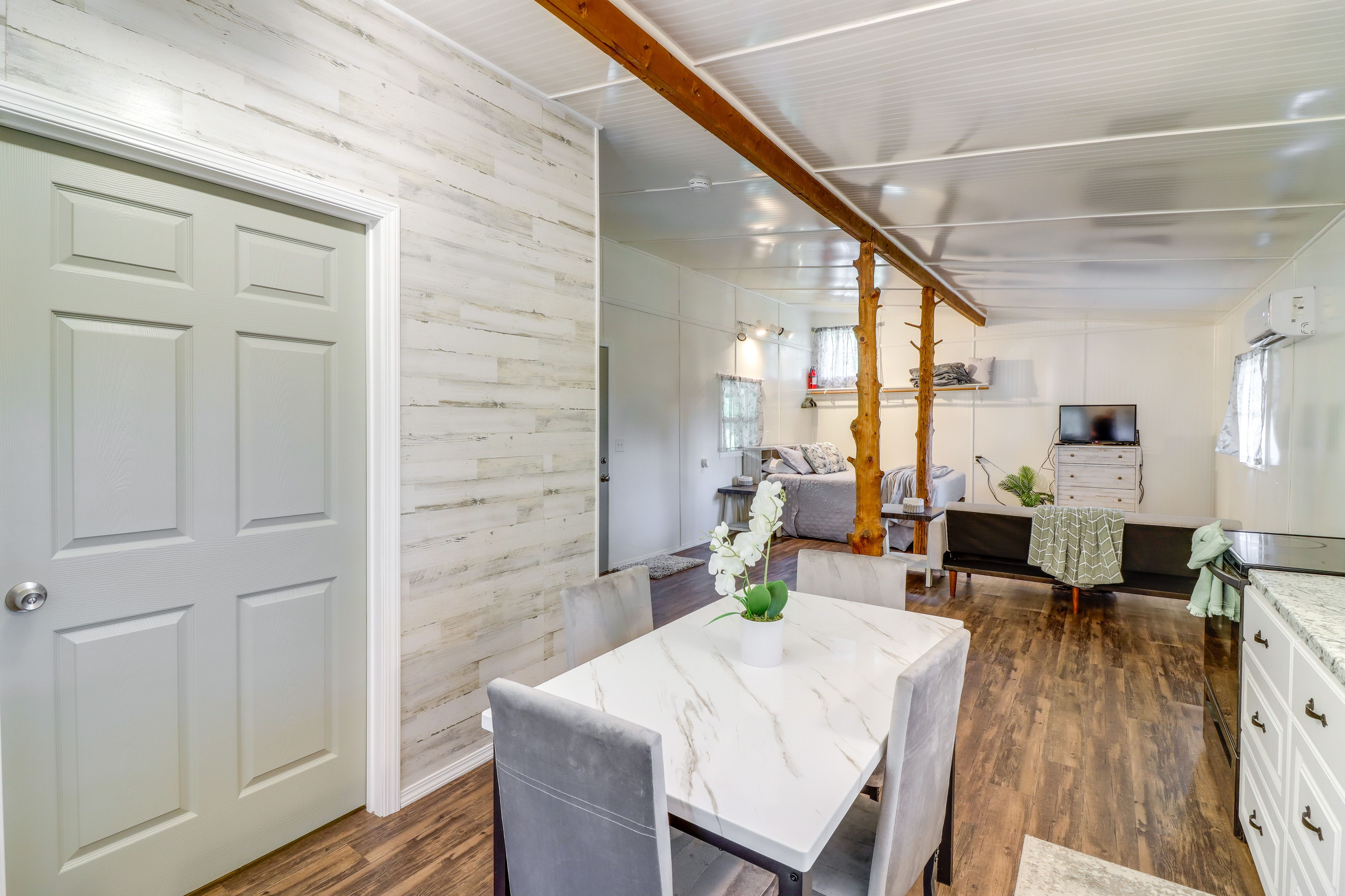 Dining Area | Dishware/Flatware Provided