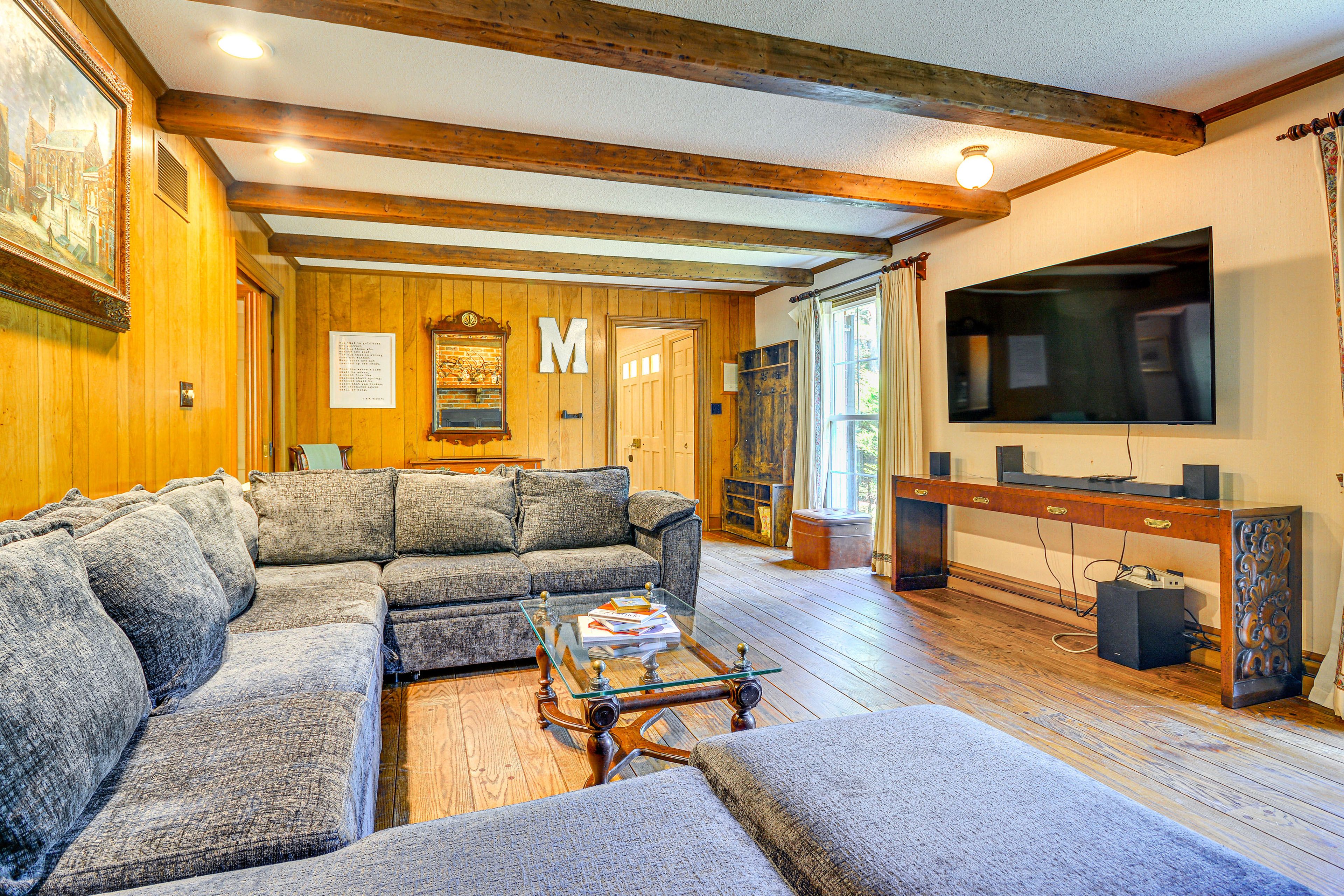 Living Room | Smart TV | Central A/C