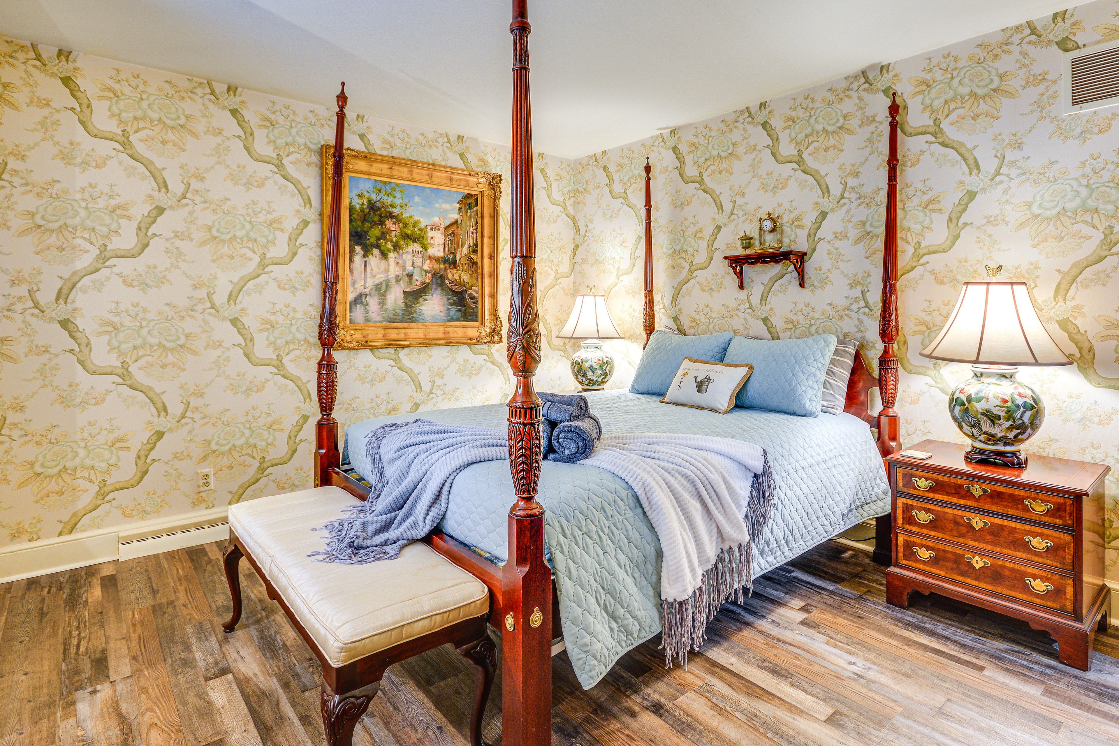 Bedroom 1 | Queen Bed | Smart TV | 1st Floor