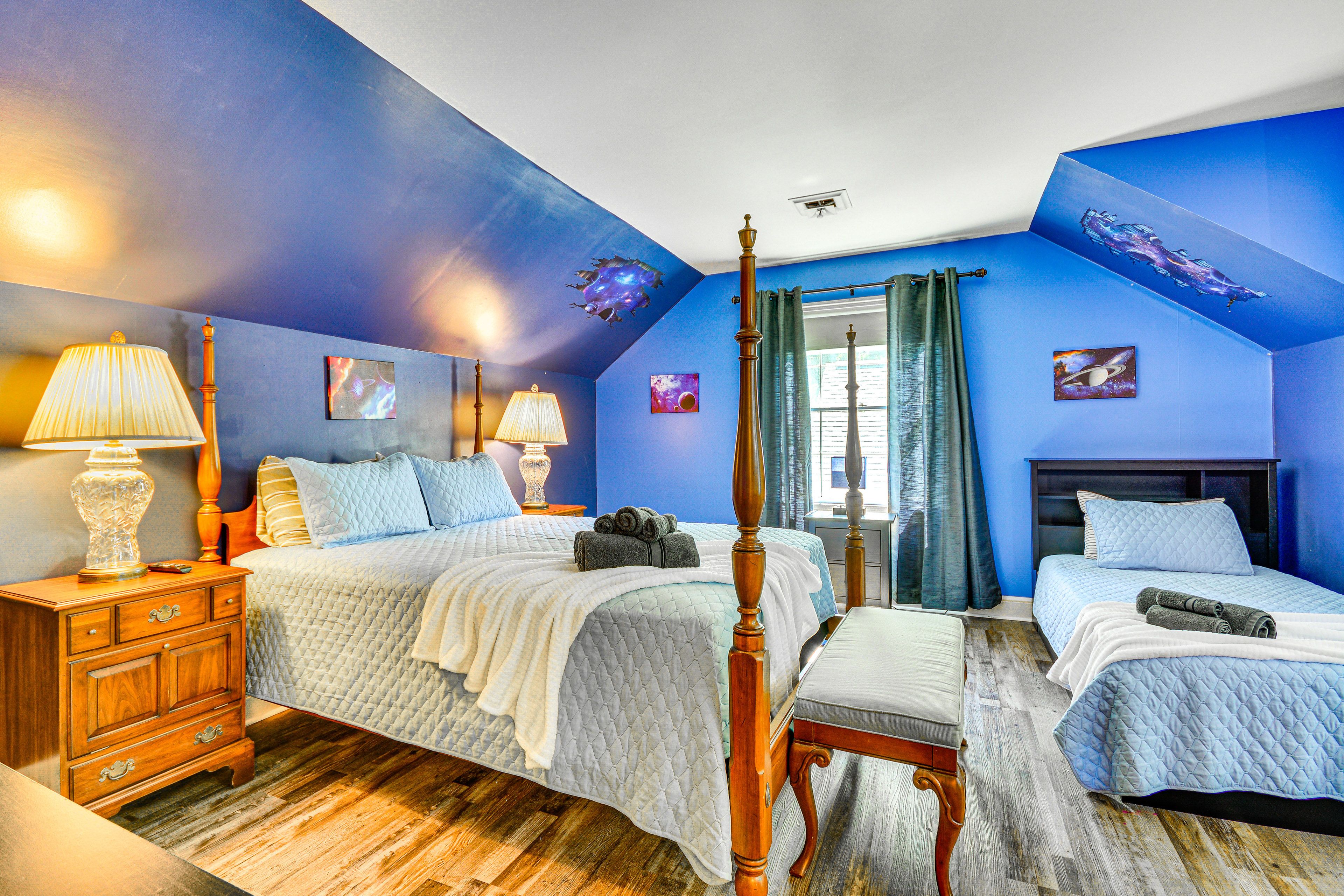 Bedroom 2 | Queen Bed | Twin Bed | 2nd Floor