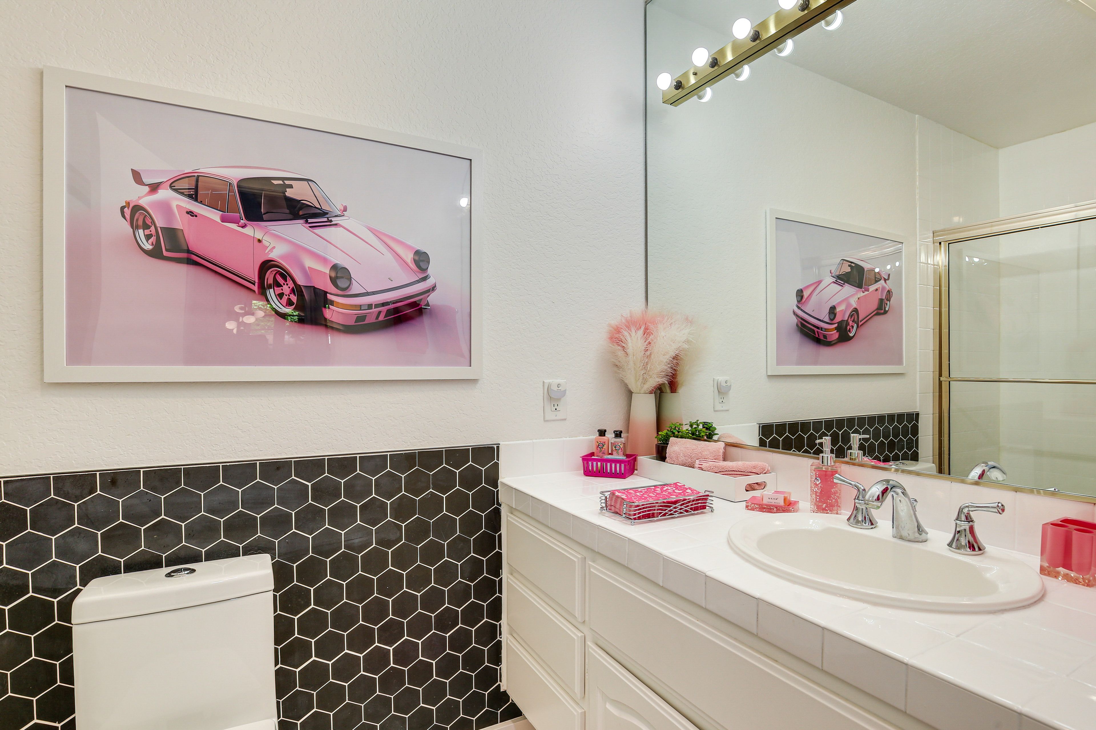 Full Bathroom | Towels Provided