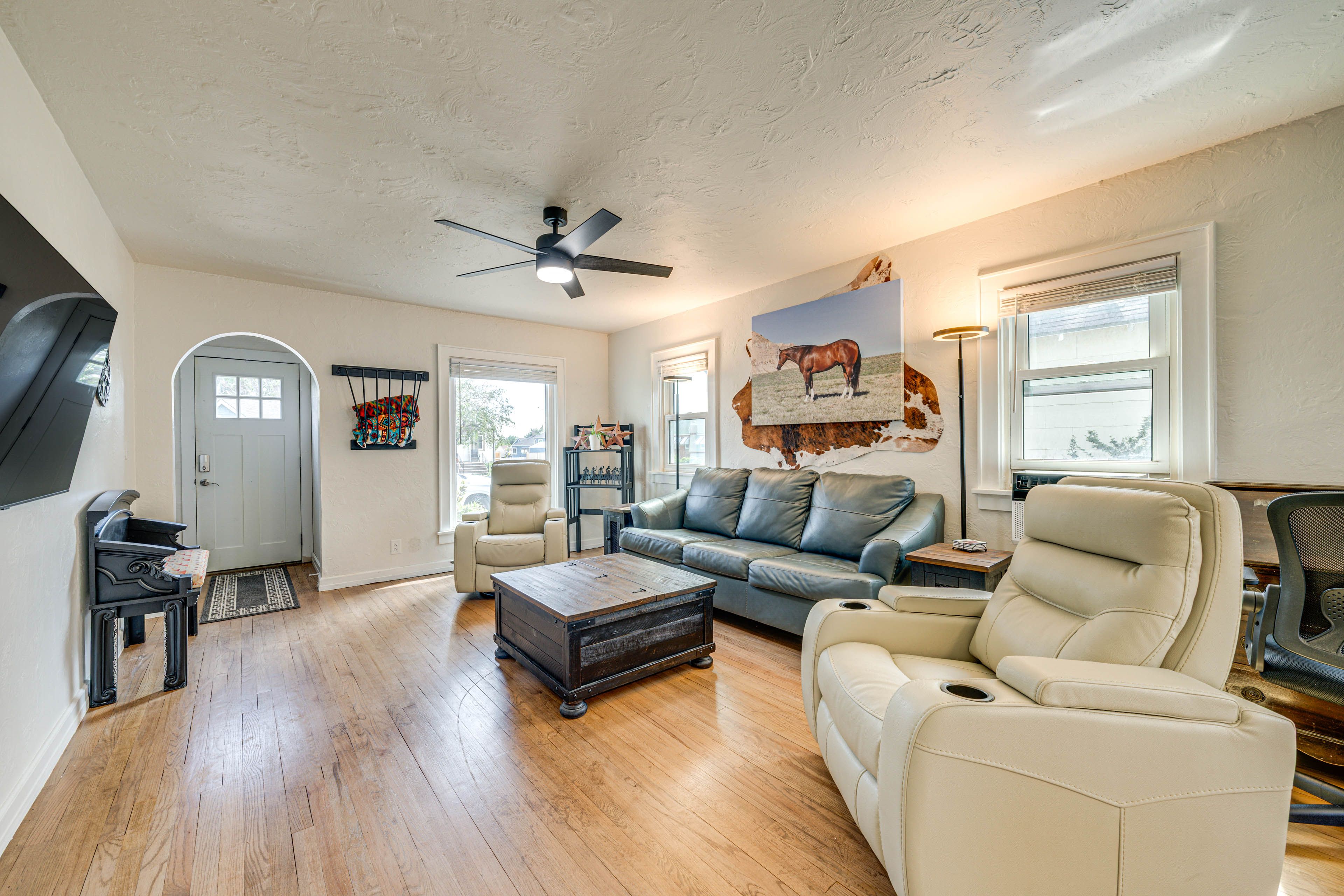 Living Room | Free WiFi | Smart TV | Full Sleeper Sofa | Entry Level