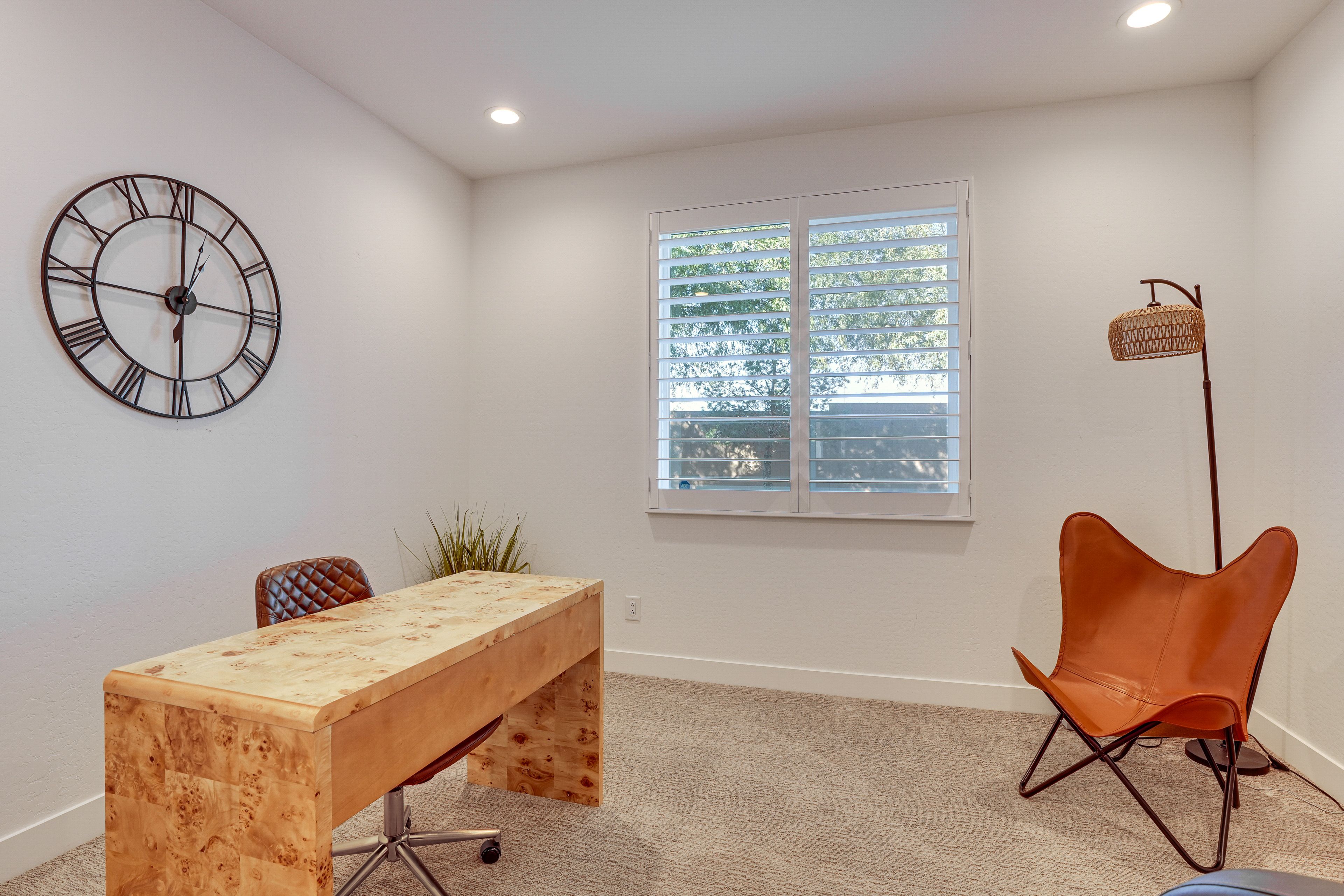 Office | Free WiFi | Massage Chair