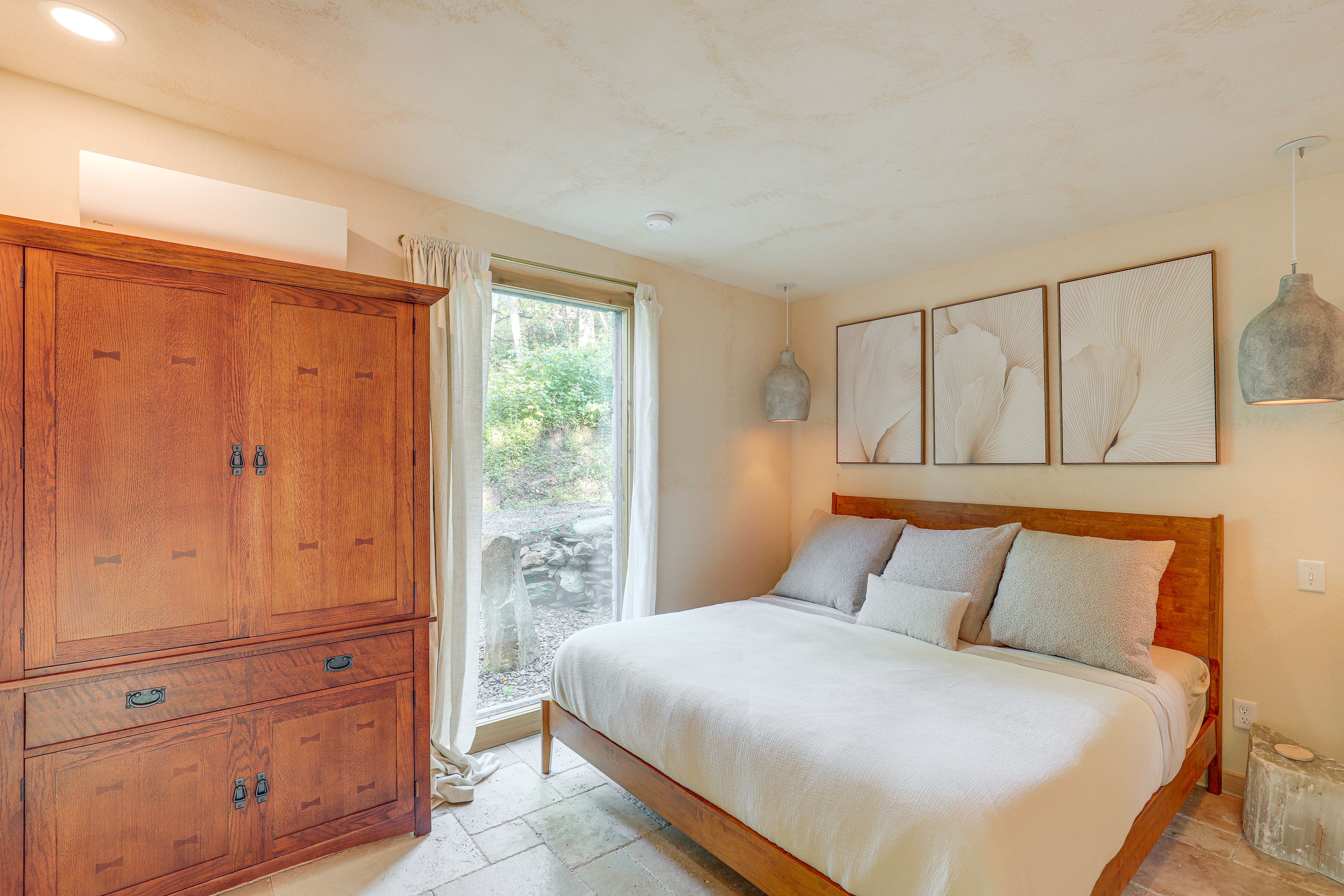 Studio | King Bed | Linens