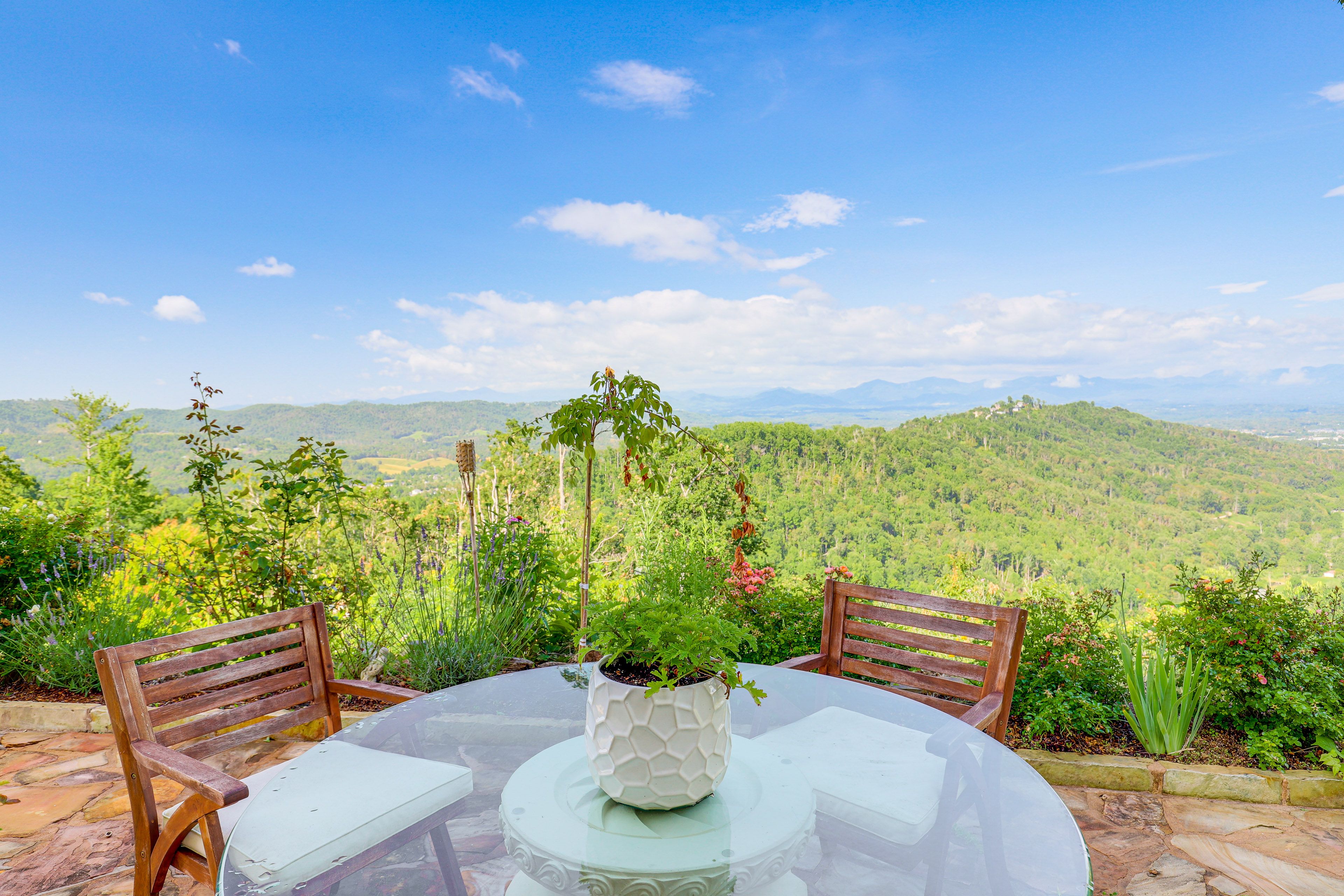 Weaverville Vacation Rental | 1BR | 1BA | 600 Sq Ft | 3 Steps to Enter