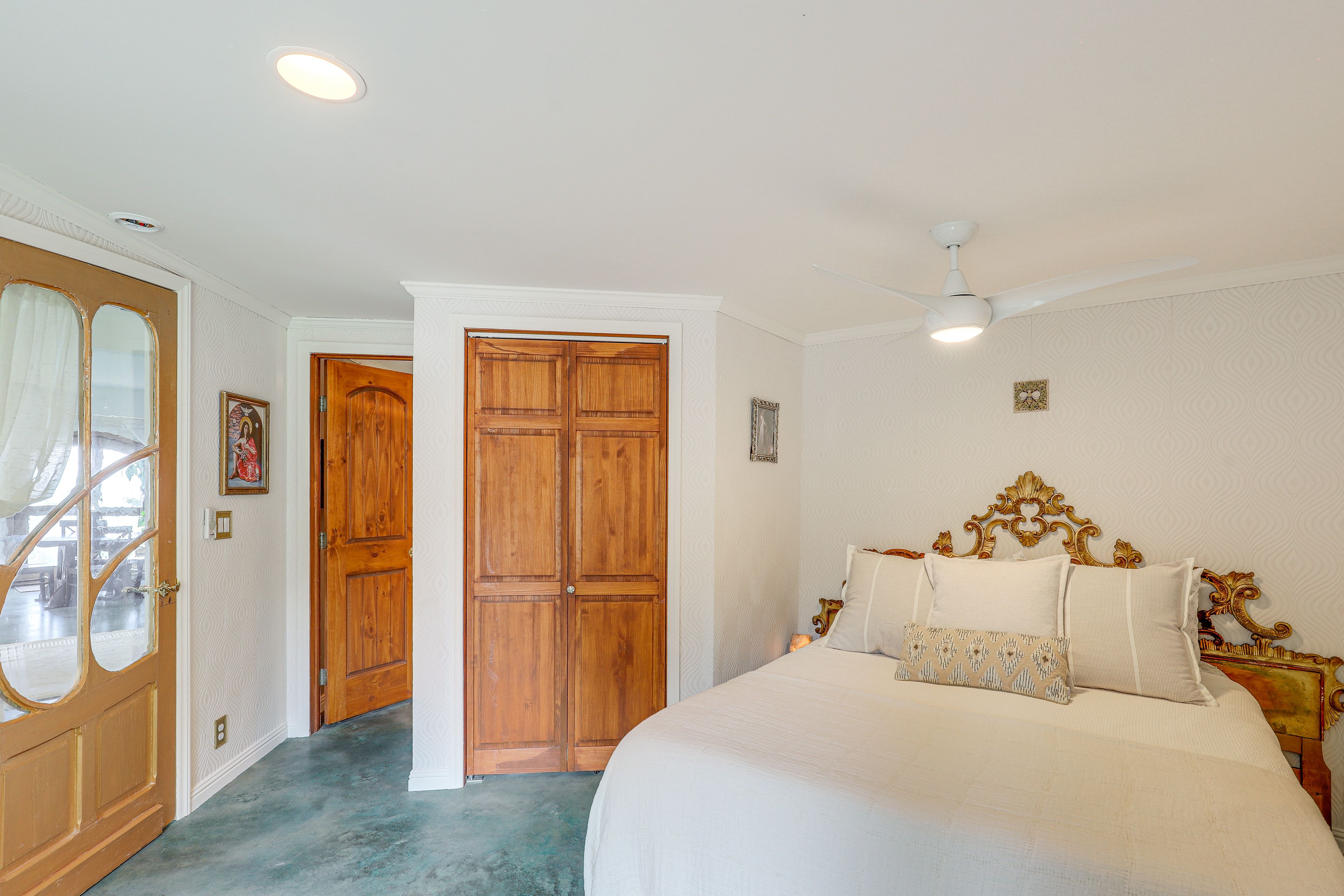 Bedroom | Queen Bed | Linens