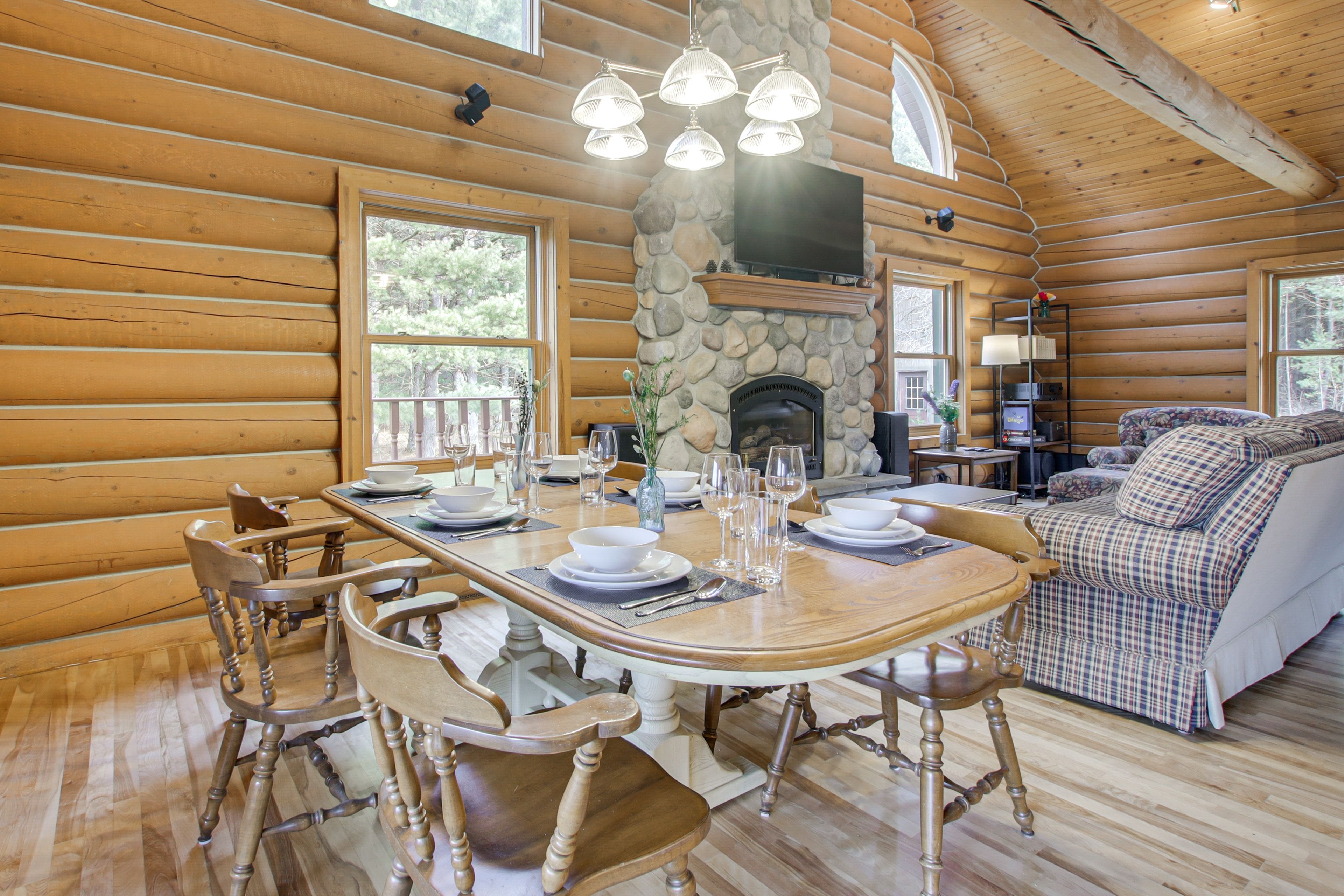 Dining Area | Dishware/Flatware Provided | Main Floor