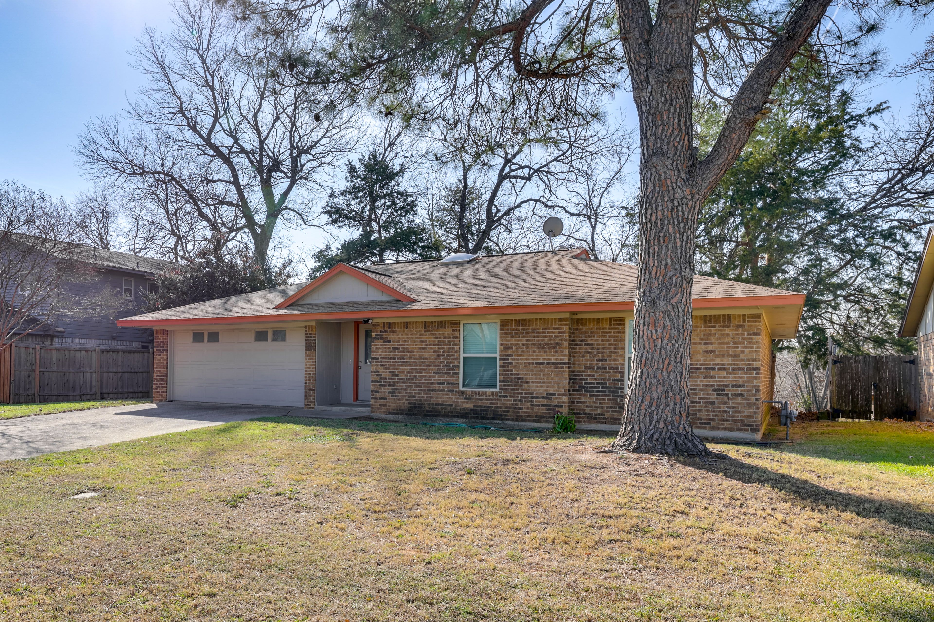 Parking | Garage (2 Vehicles) | Driveway (2 Vehicles)