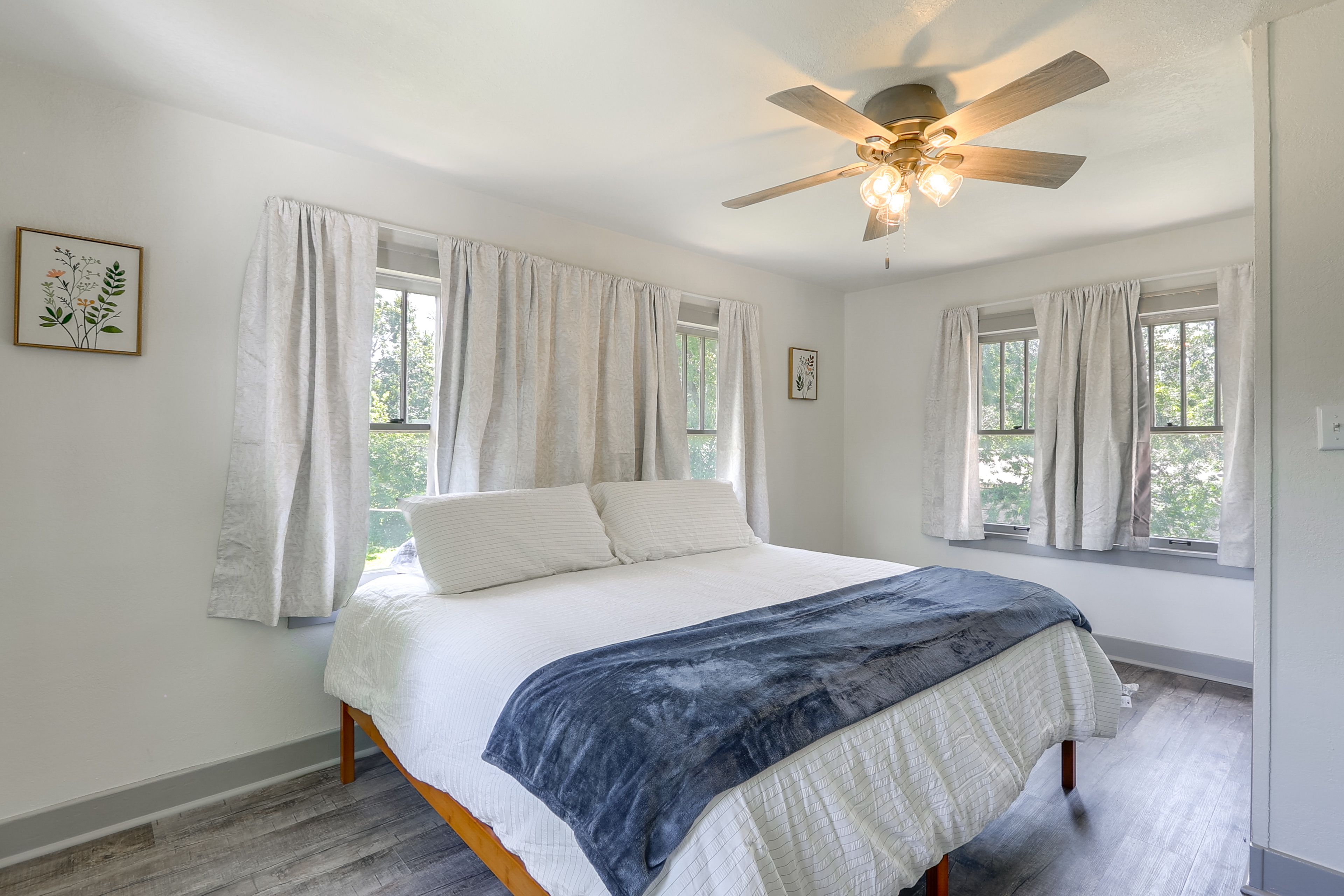 Bedroom 2 | King Bed | Top Level