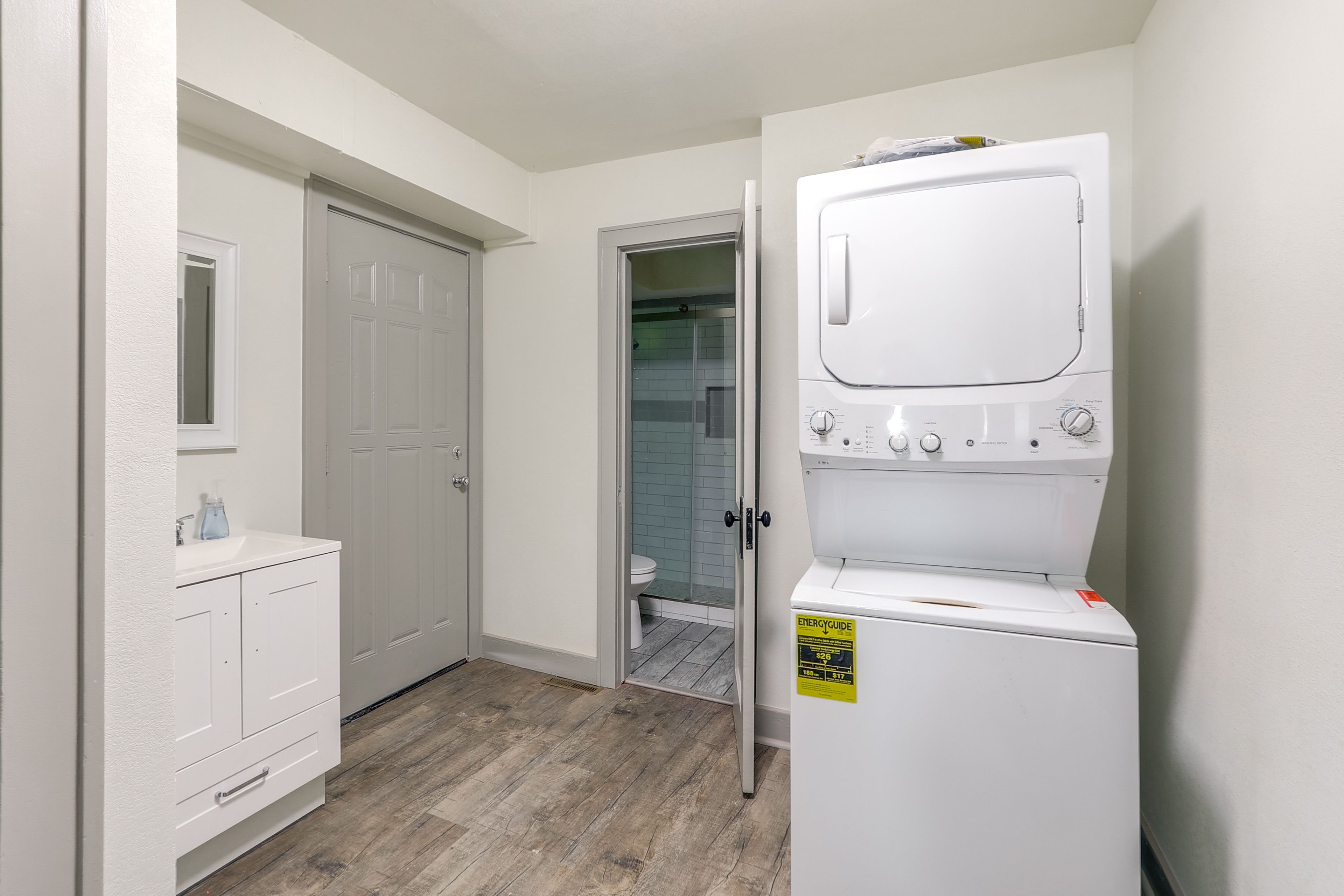 Full Bathroom | Towels Provided | Entry Level