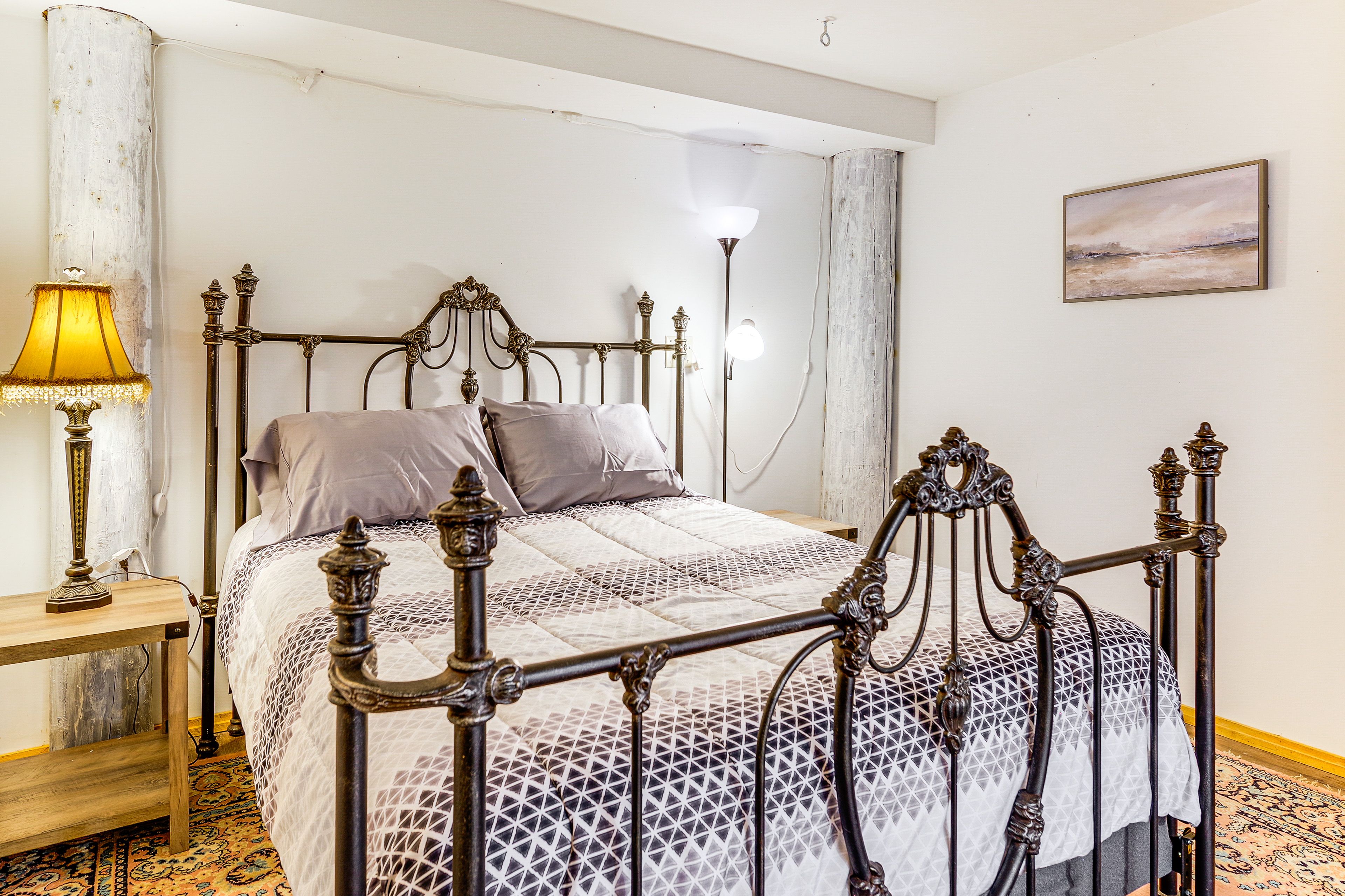 Bedroom | Queen Bed