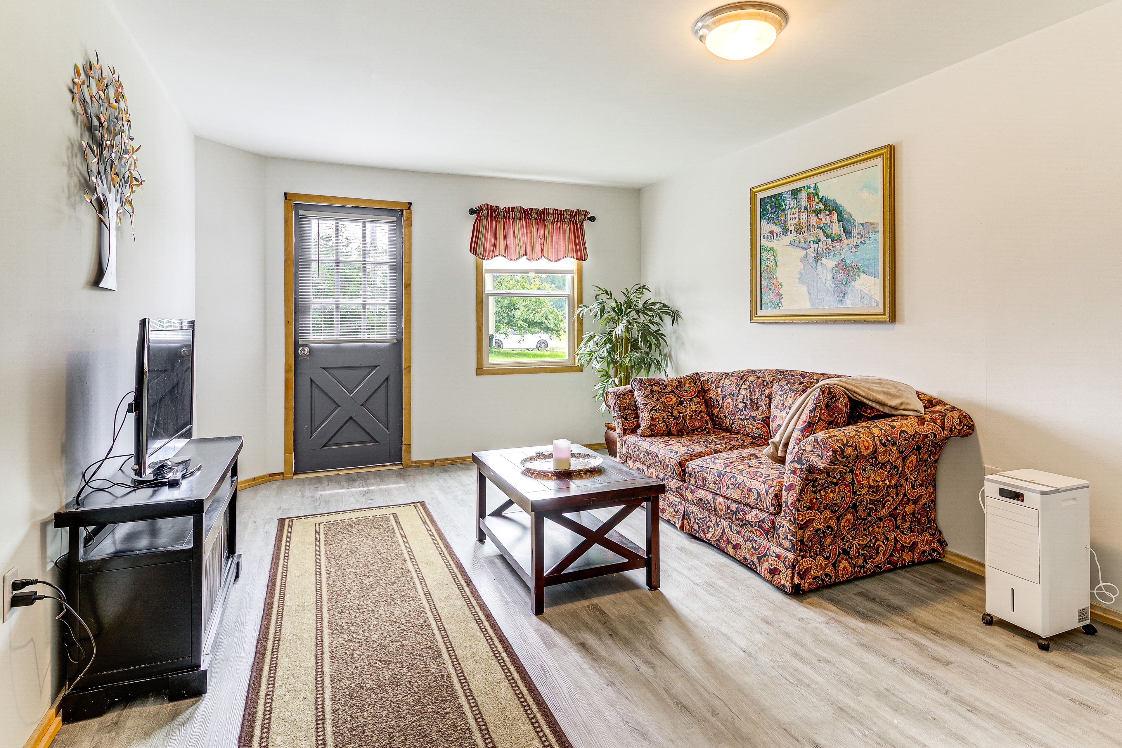 Living Room | Free WiFi | TV