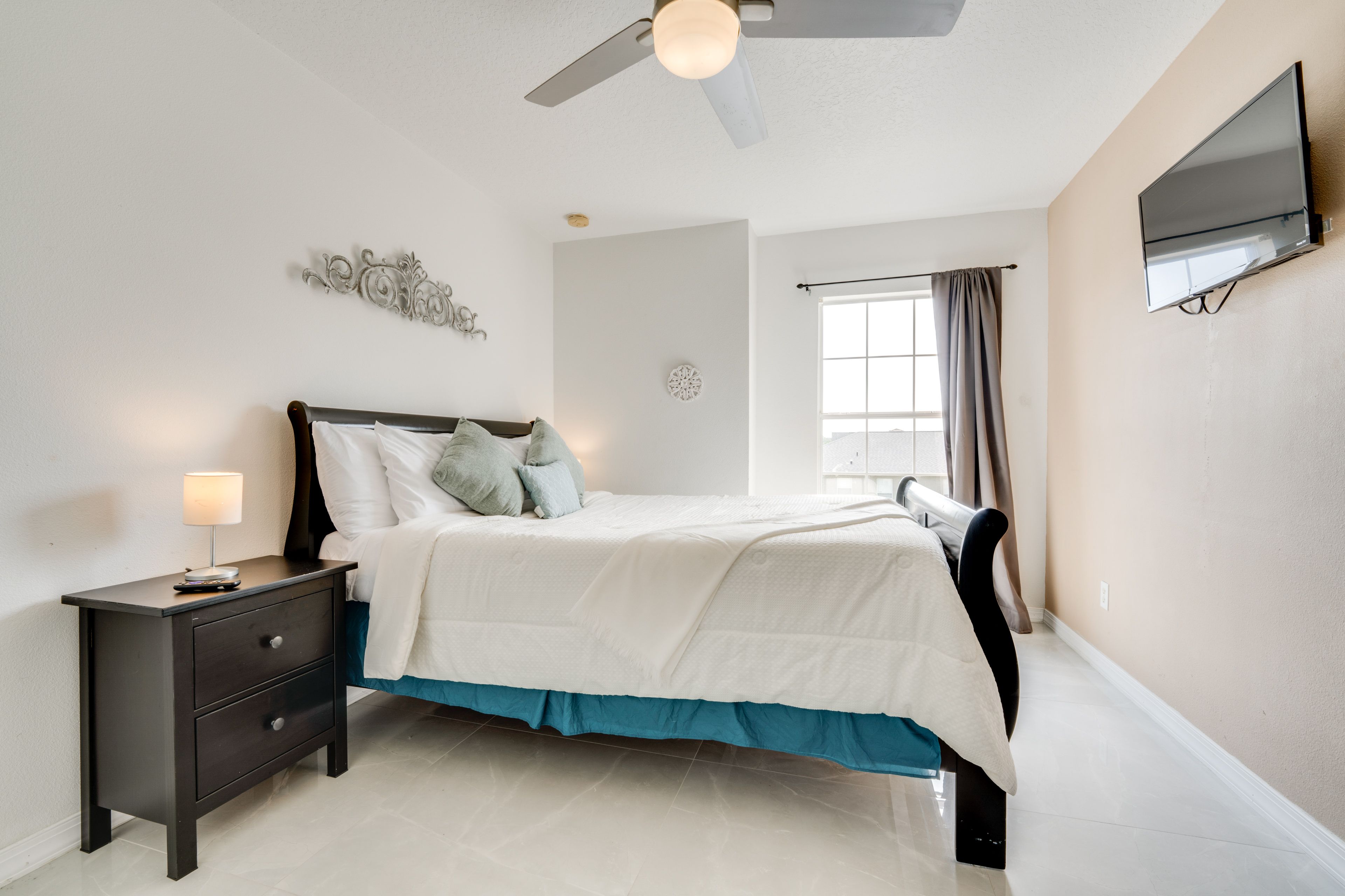 Bedroom 2 | 2nd Floor | Queen Bed | Walk-In Closet | En-Suite Bathroom