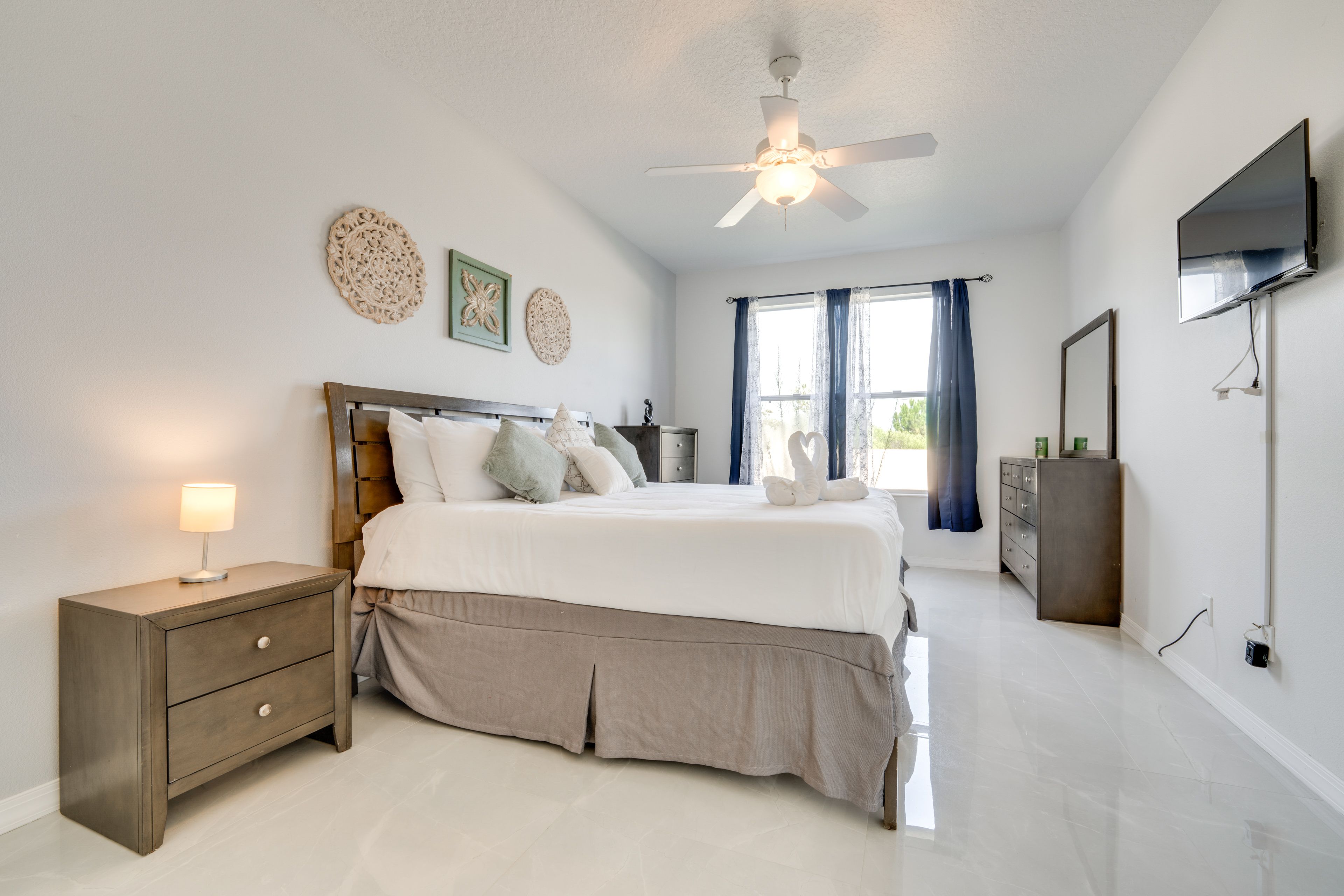 Bedroom 1 | 1st Floor | California King Bed | Walk-In Closet | En-Suite Bathroom