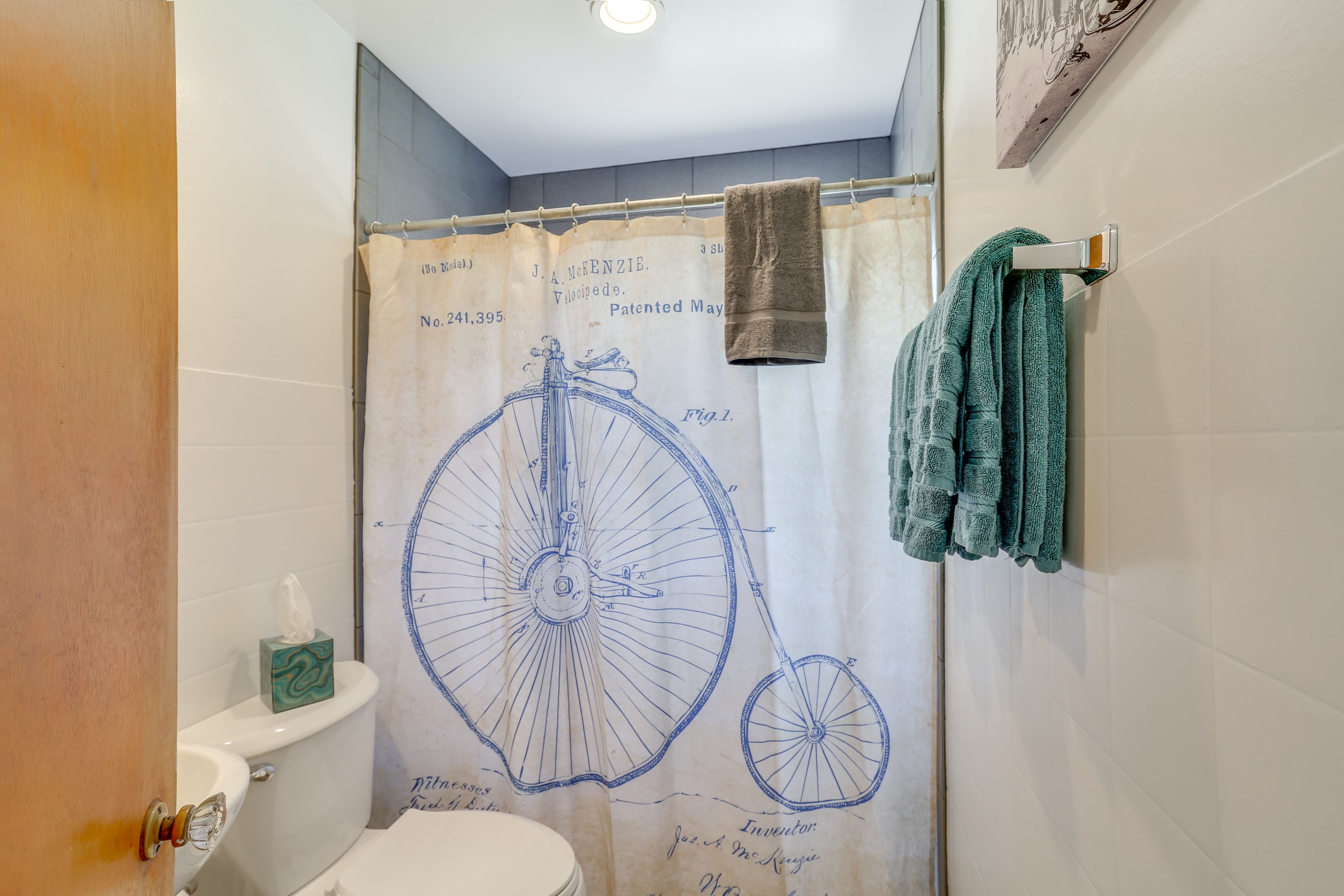 Full Bathroom | Towels & Linens Provided