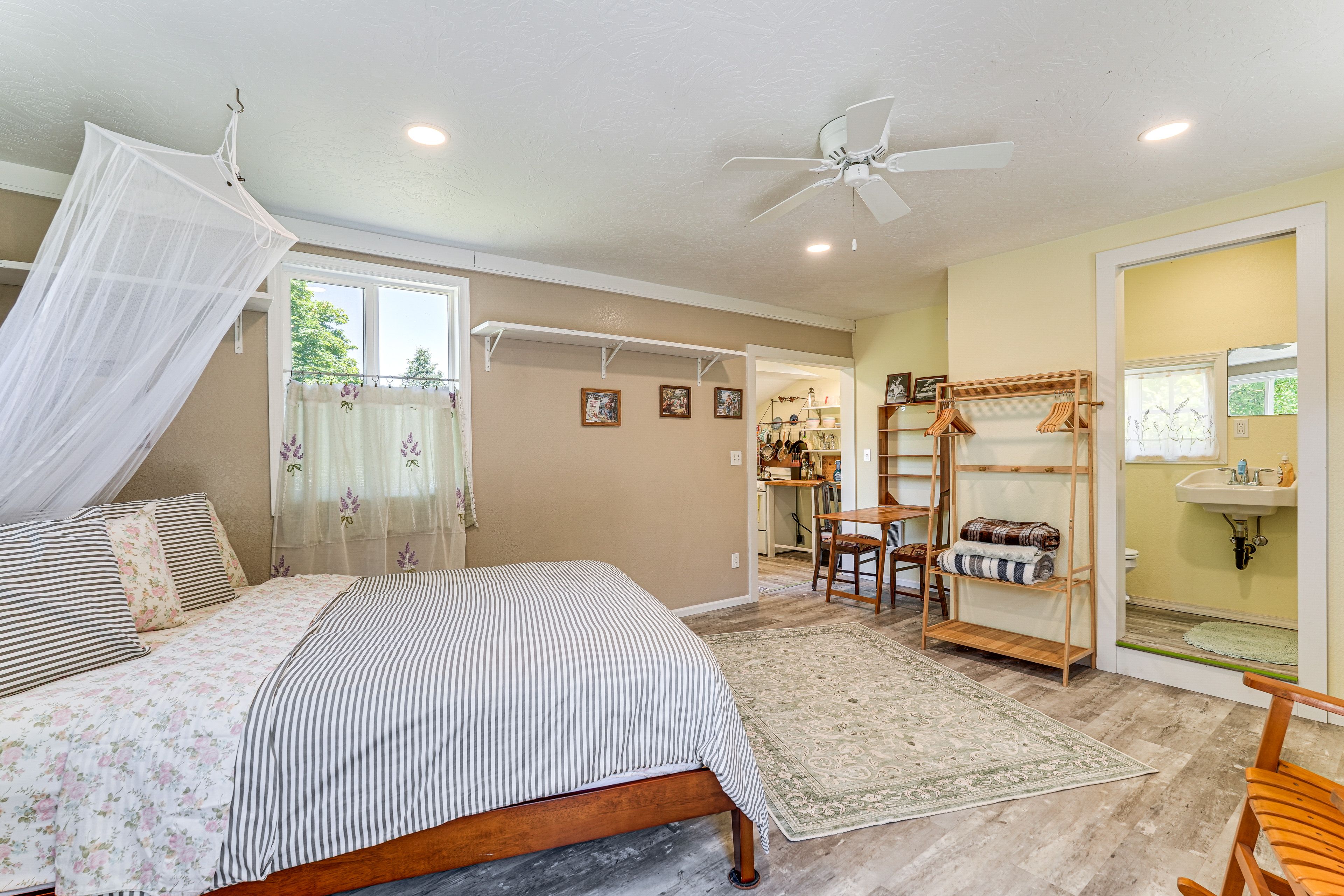 Studio | Queen Bed | Linens