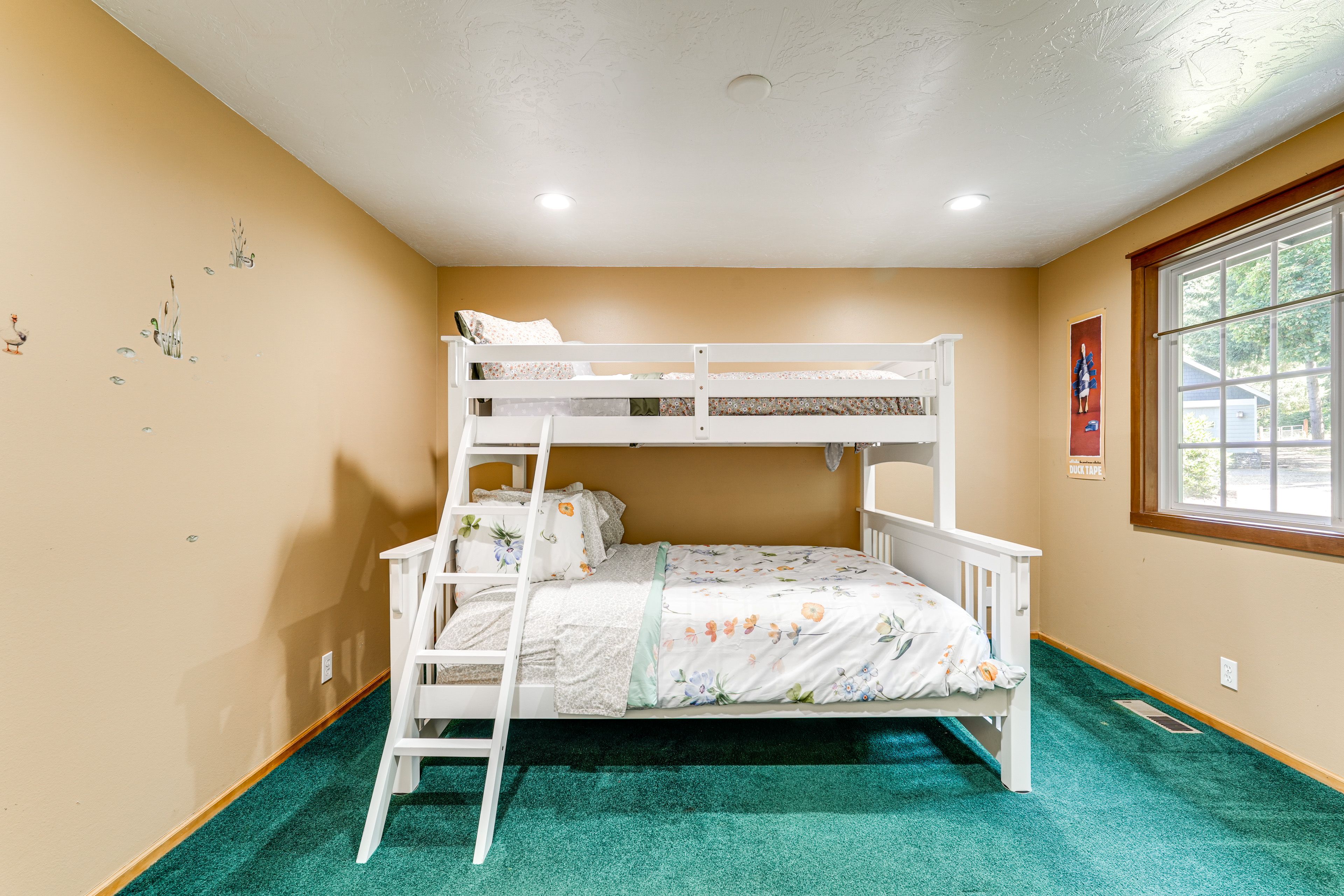 Bedroom 4 | Twin/Queen Bunk Bed
