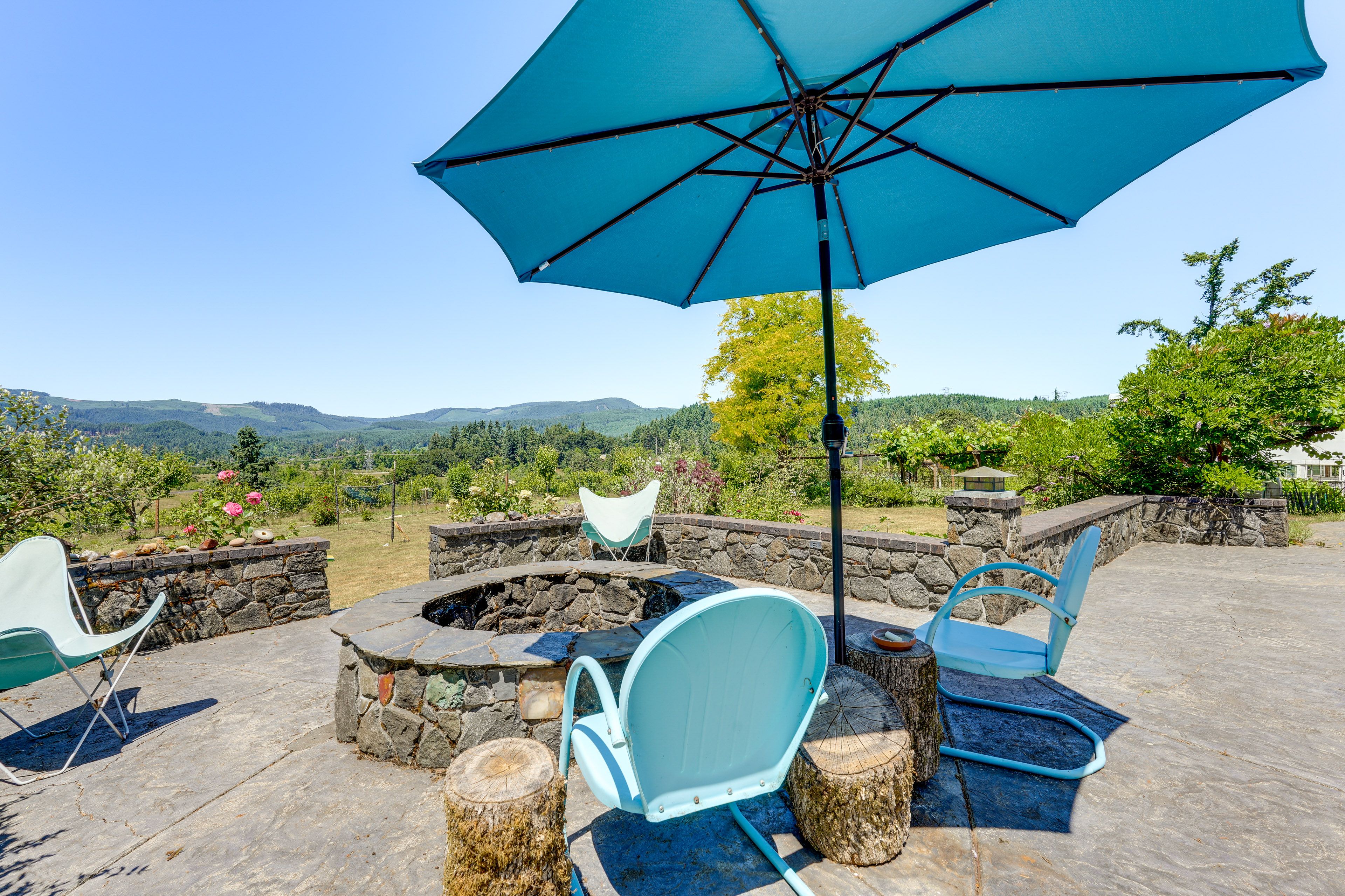 Private Outdoor Space | Fire Pit | Hot Tub | Outdoor Kitchen