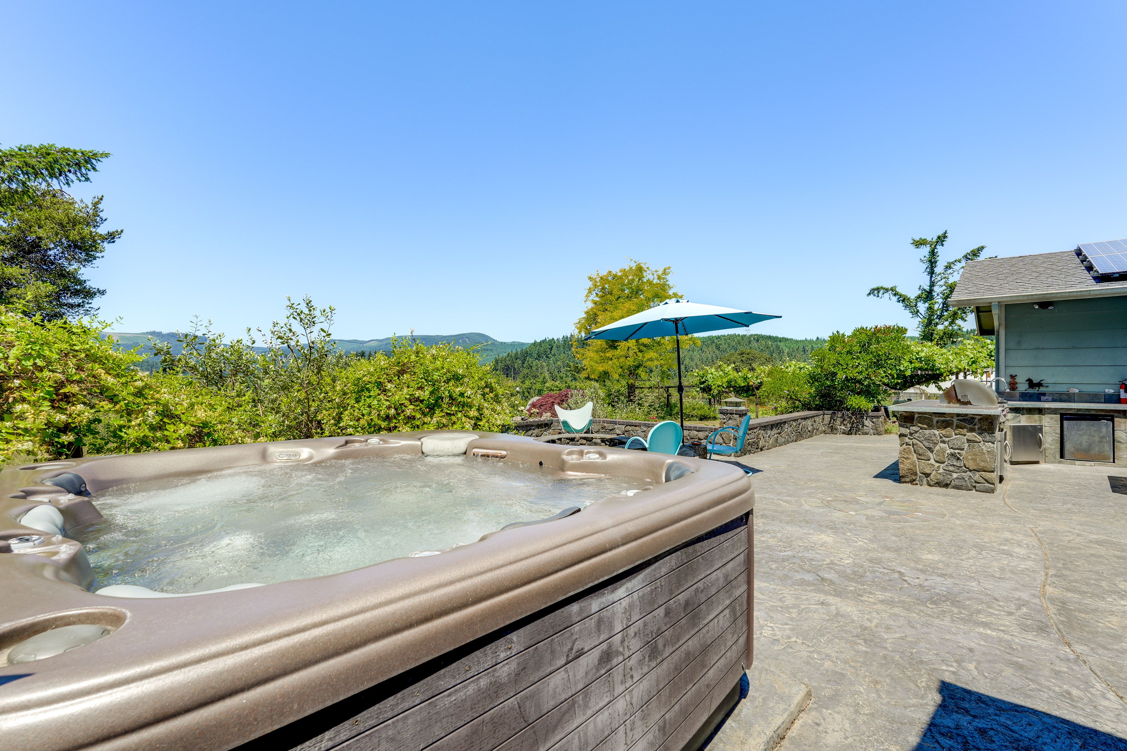 Springfield Vacation Rental | 4BR | 3BA | 2,400 Sq Ft | 1 Step to Enter