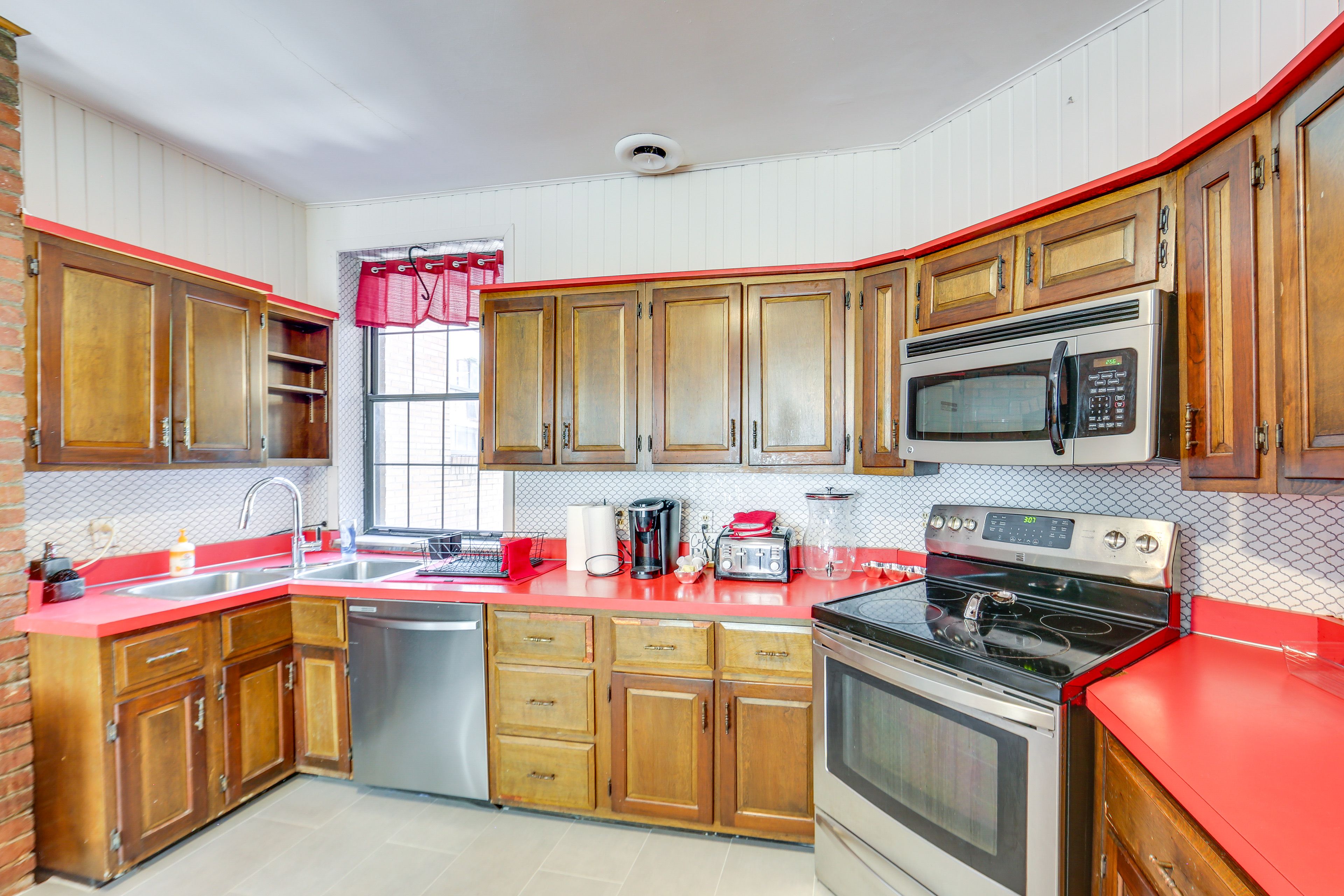 Kitchen | Keurig Coffee Maker | Dishwasher | Blender | Toaster | 1st Floor