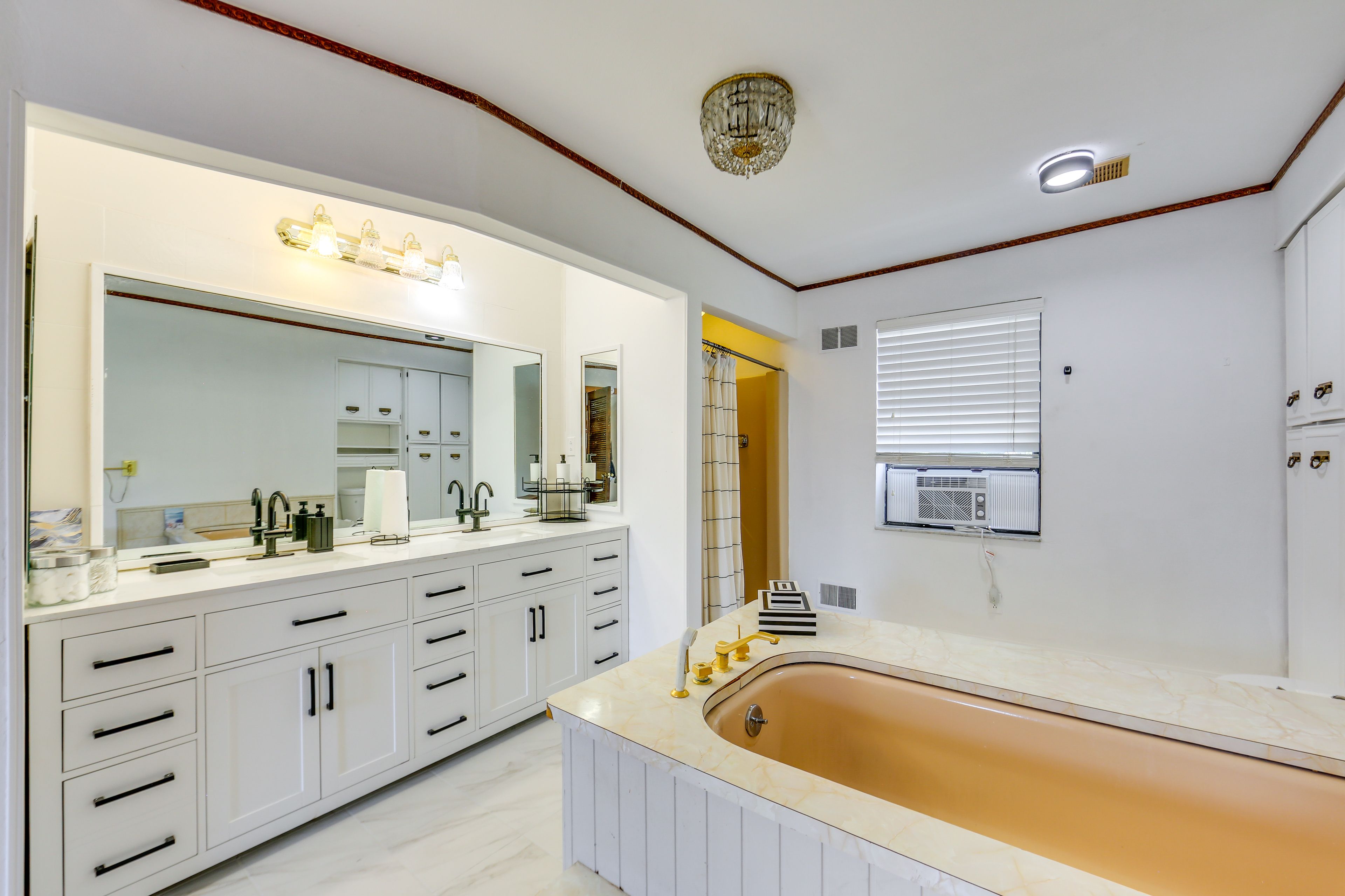 Full Bathroom | 2nd Floor