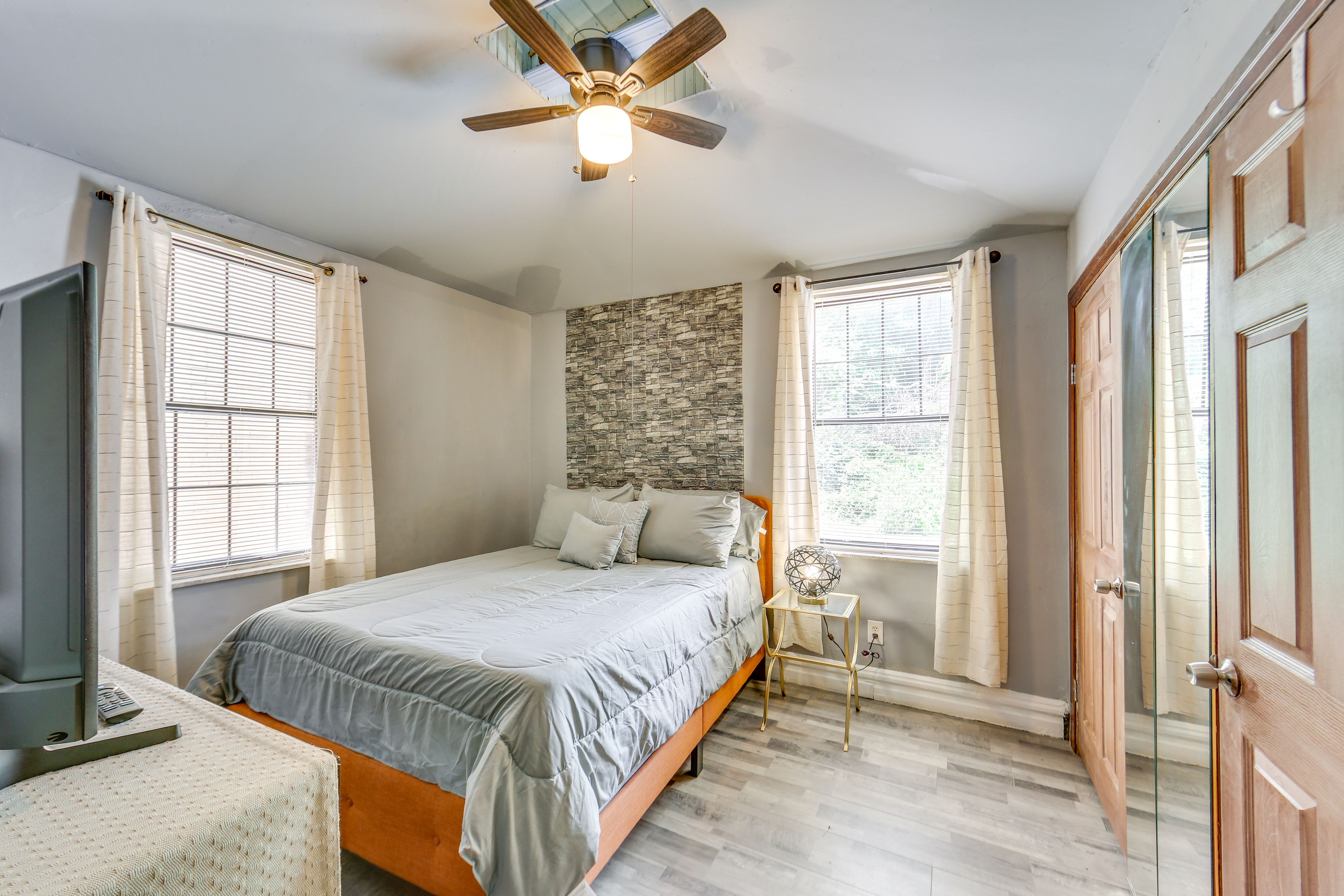 Bedroom 1 | Full Bed | 1st Floor