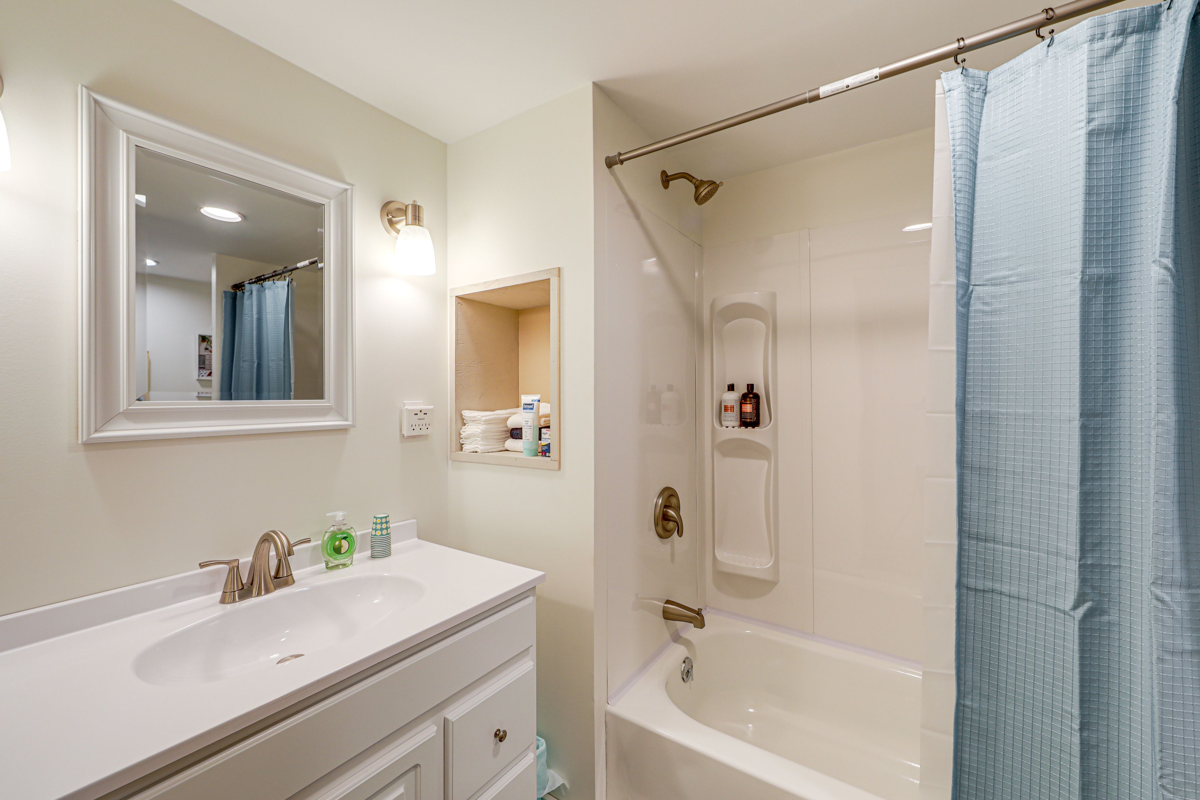 Full Bathroom | Towels Provided