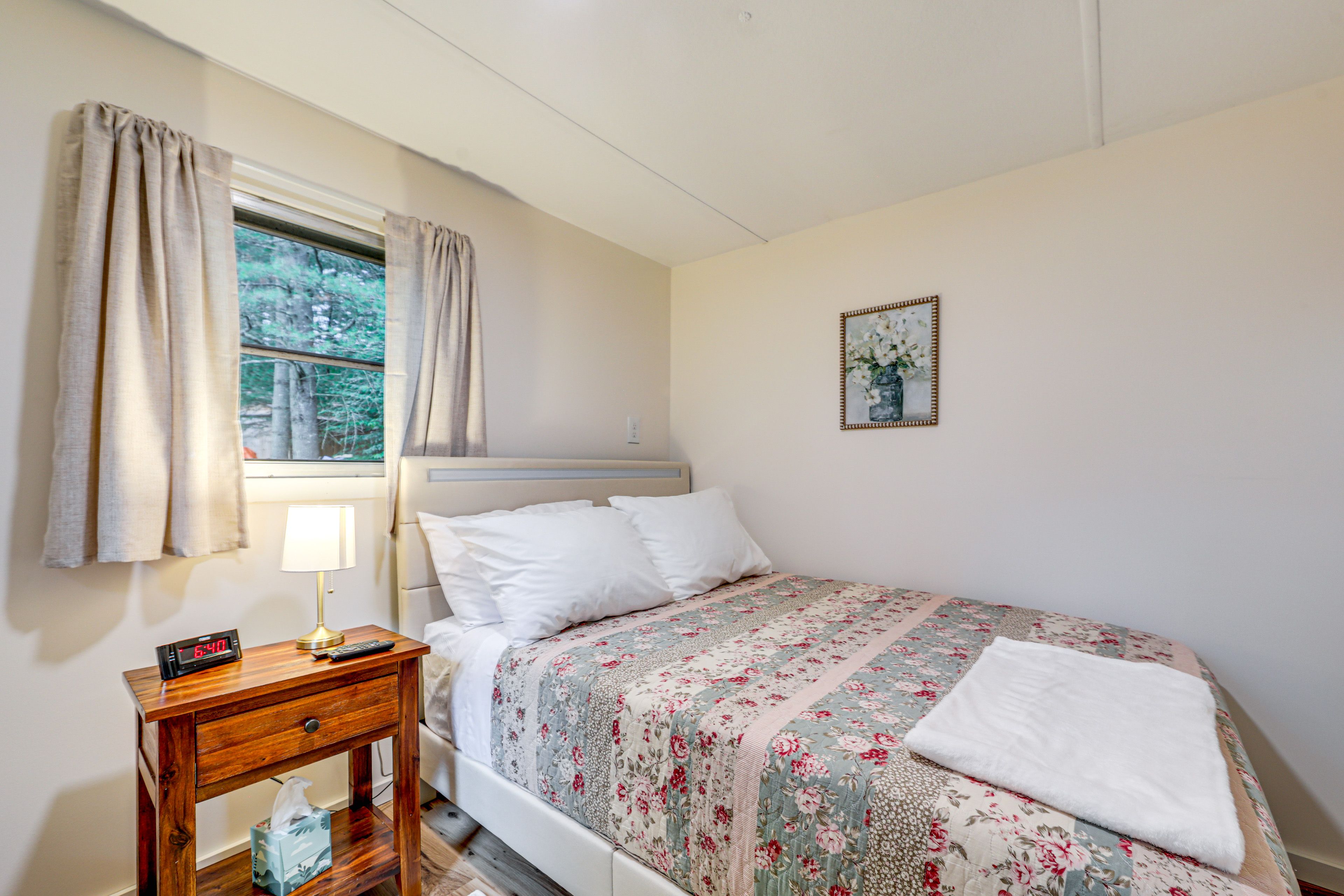 Bedroom | Full Bed | Linens Provided